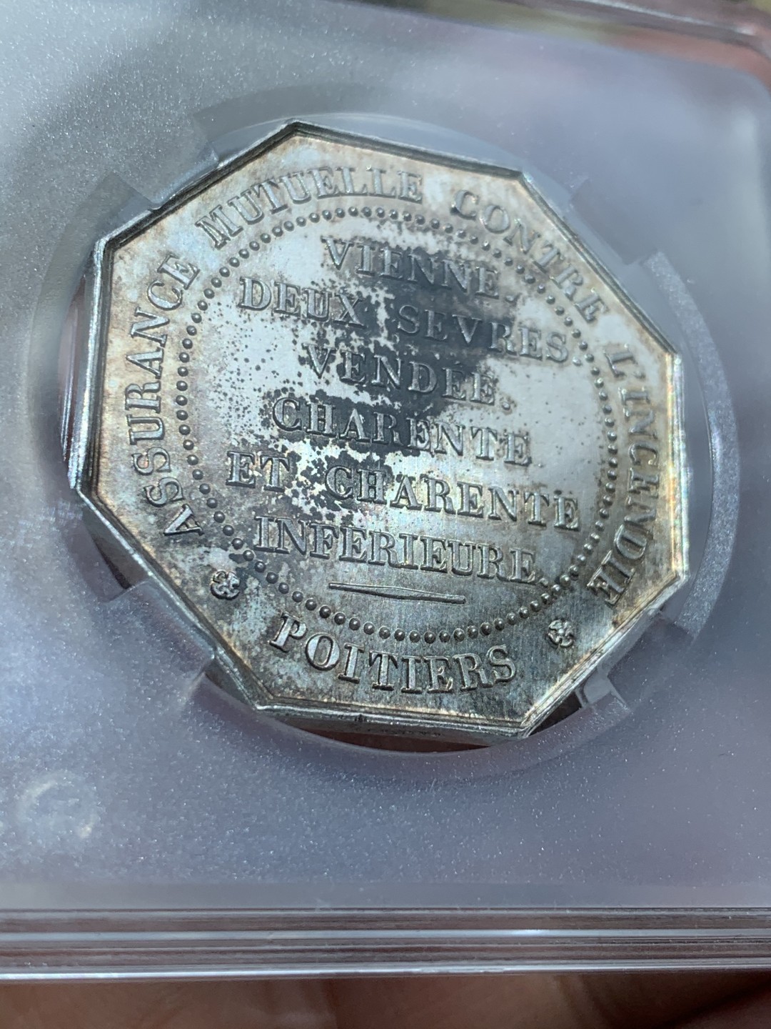 《竞宝斋》第46场-本周日，周一2场连拍（全场顺丰包邮） 法国火灾保险八角银章  重量：19.4g  边铭：蜜蜂银标 unc品相+淡金色包浆