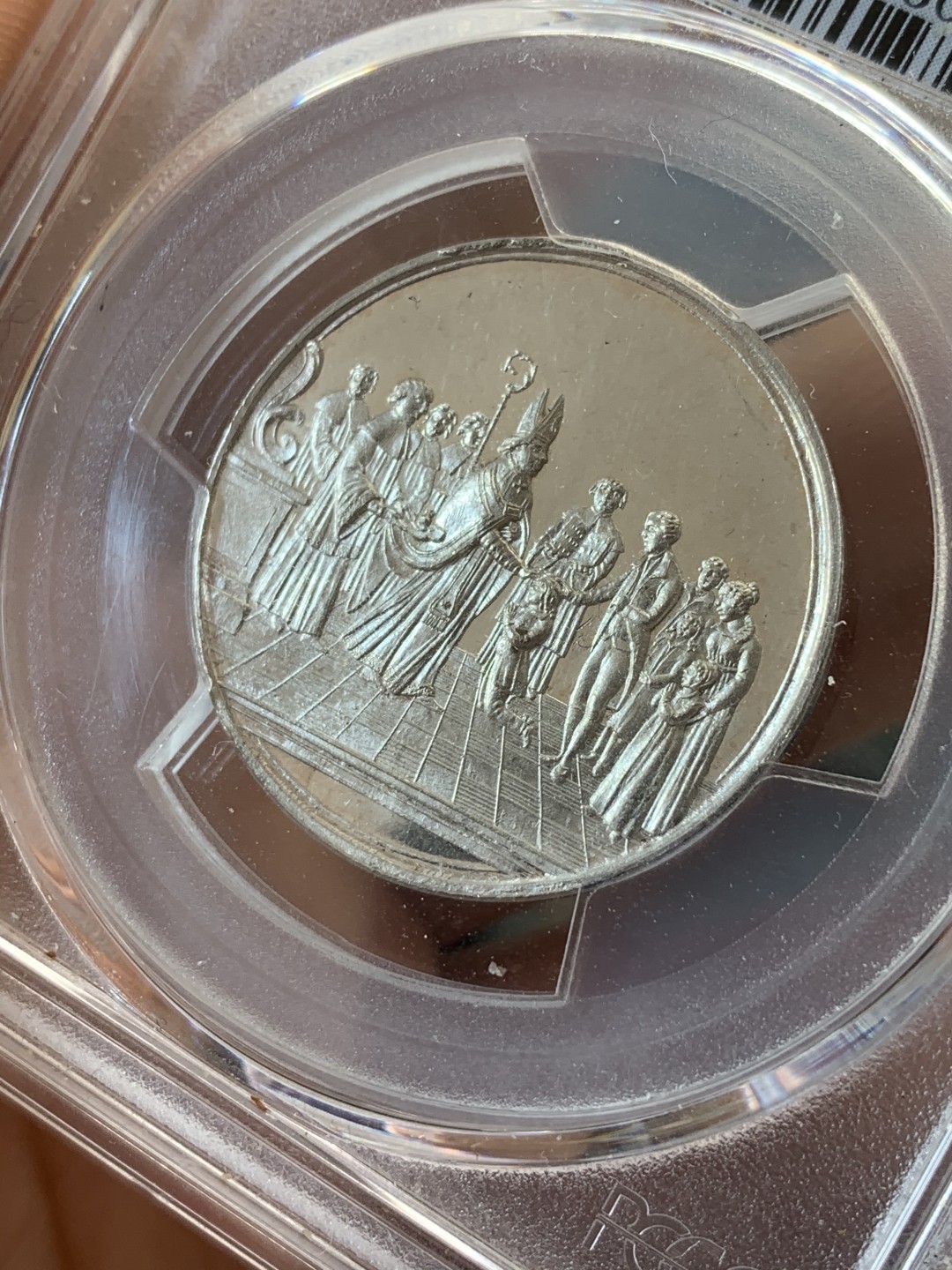 《竞宝斋》第46场-本周日，周一2场连拍（全场顺丰包邮） PCGS MS63 德国 19世纪宗教洗礼银章 PCGS唯一冠军分 底板镜面 强烈PL效果 章面中人物众多 表情清晰 场景化表现非常细腻 到位 章背花环极其精美细腻 惊叹