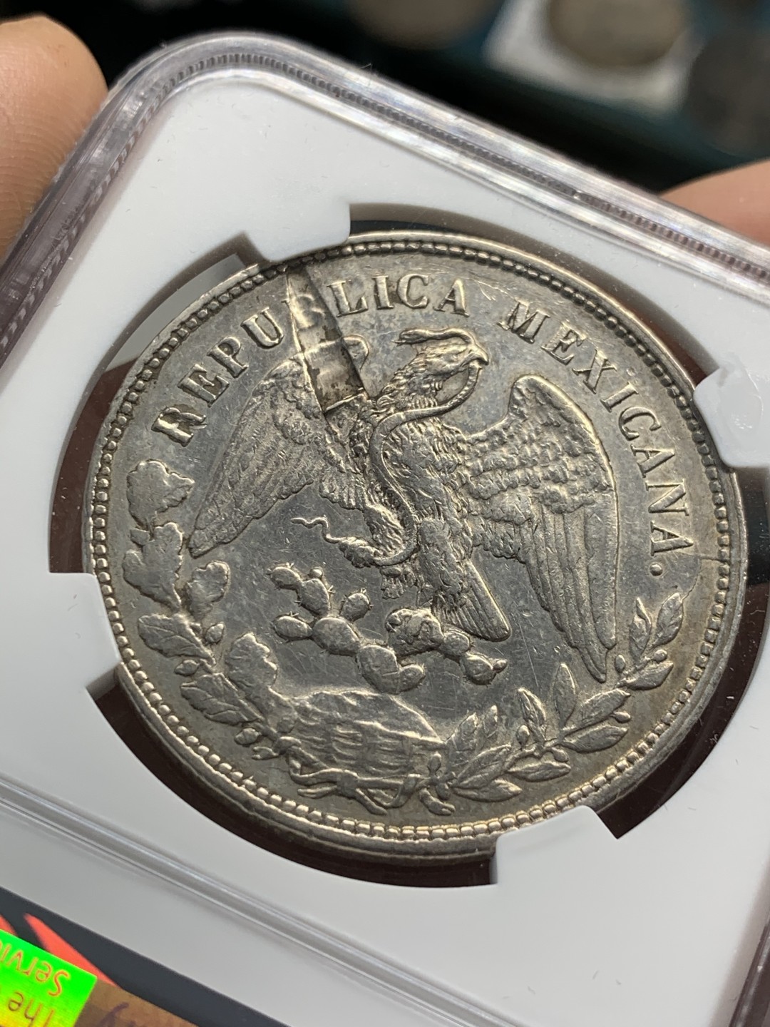 《竞宝斋》第46场-本周日，周一2场连拍（全场顺丰包邮） NGC-AUD Mint Error  墨西哥直边大飞鹰 1898 1比索大银币   原铸版   原味错版币 