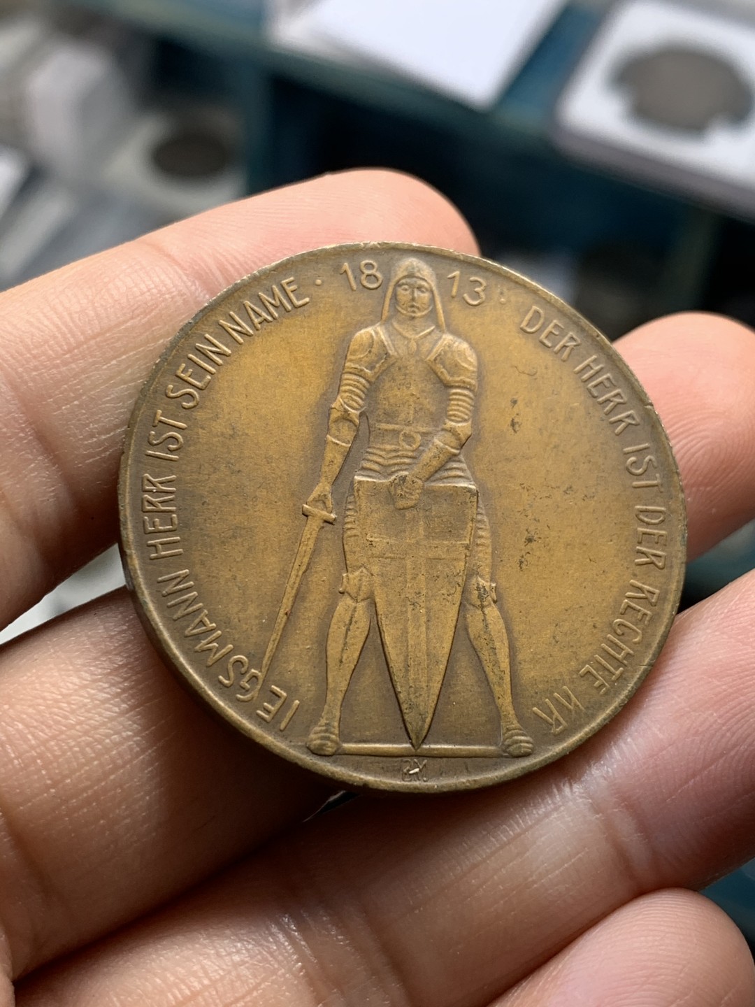 《竞宝斋》第46场-本周日，周一2场连拍（全场顺丰包邮） 1913年德国莱比锡建功碑纪念铜章 图案精美 武士持剑 直径38毫米，重23.75g