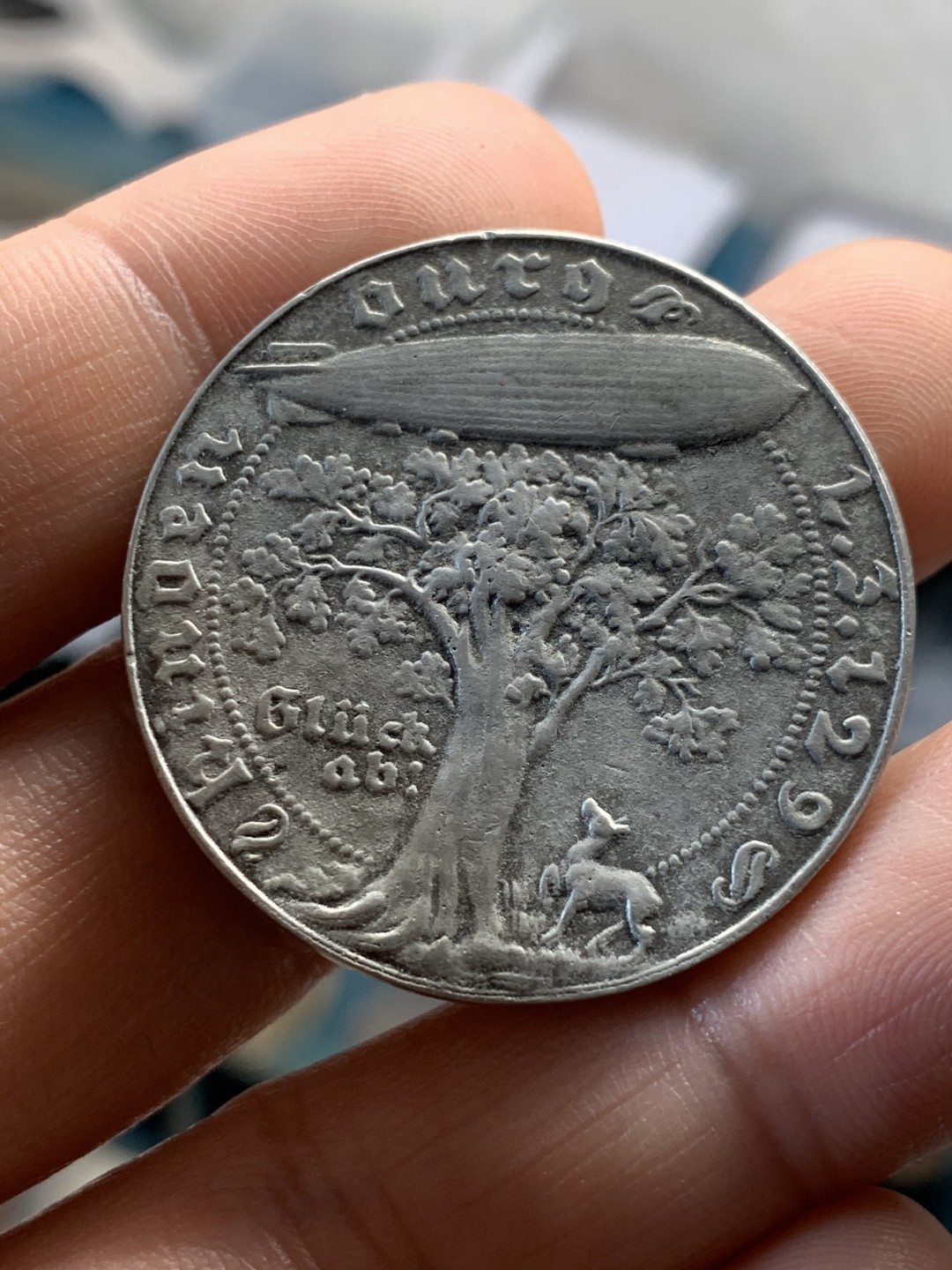 《竞宝斋》第46场-本周日，周一2场连拍（全场顺丰包邮） 1936年德国魏玛共和国猫头鹰合金章 卡尔哥茨作品 图案非常精美 正面猫头鹰 铁匠铺 背面是德系币章常见的元素 鹿 橡树 飞艇 裸章价600左右