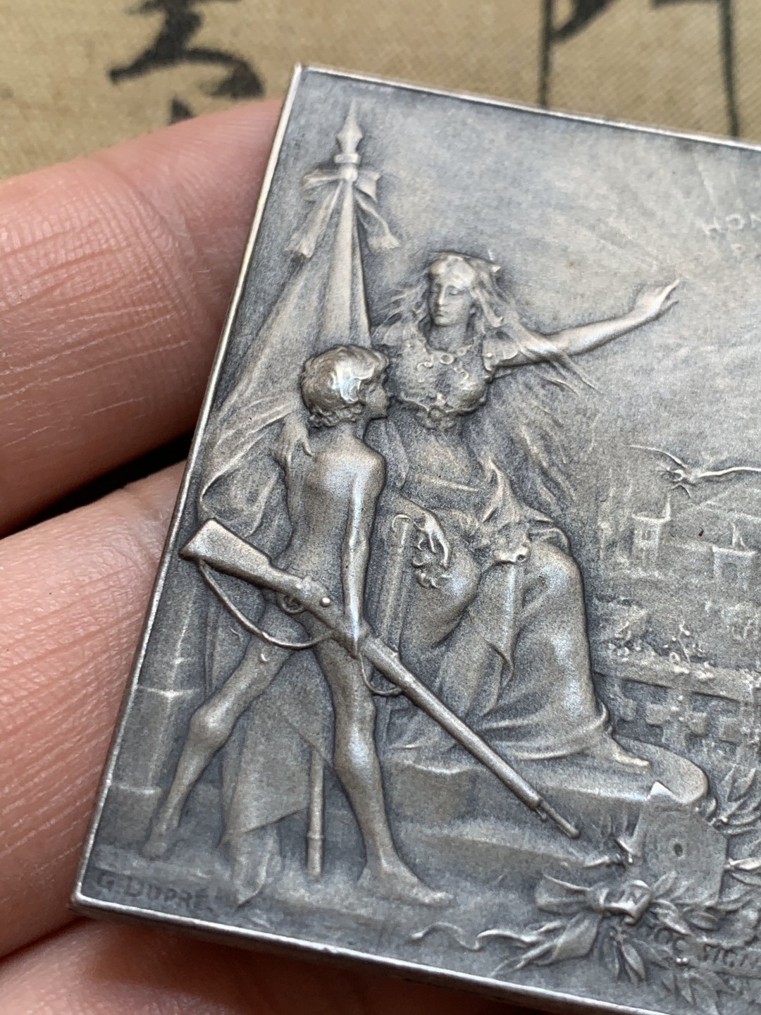 《竞宝斋》第46场-本周日，周一2场连拍（全场顺丰包邮） 法国射击协会联合会铜镀银章（原包装）  高度：约51毫米  长度：约38毫米 边铭：丰饶角铜标 细节好