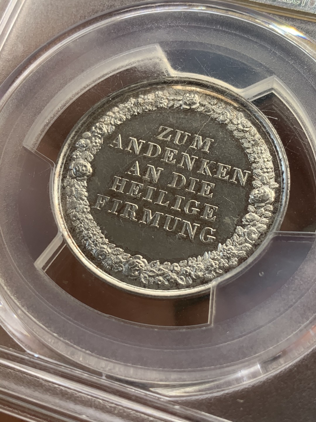 《竞宝斋》第46场-本周日，周一2场连拍（全场顺丰包邮） PCGS MS63 德国 19世纪宗教洗礼银章 PCGS唯一冠军分 底板镜面 强烈PL效果 章面中人物众多 表情清晰 场景化表现非常细腻 到位 章背花环极其精美细腻 惊叹