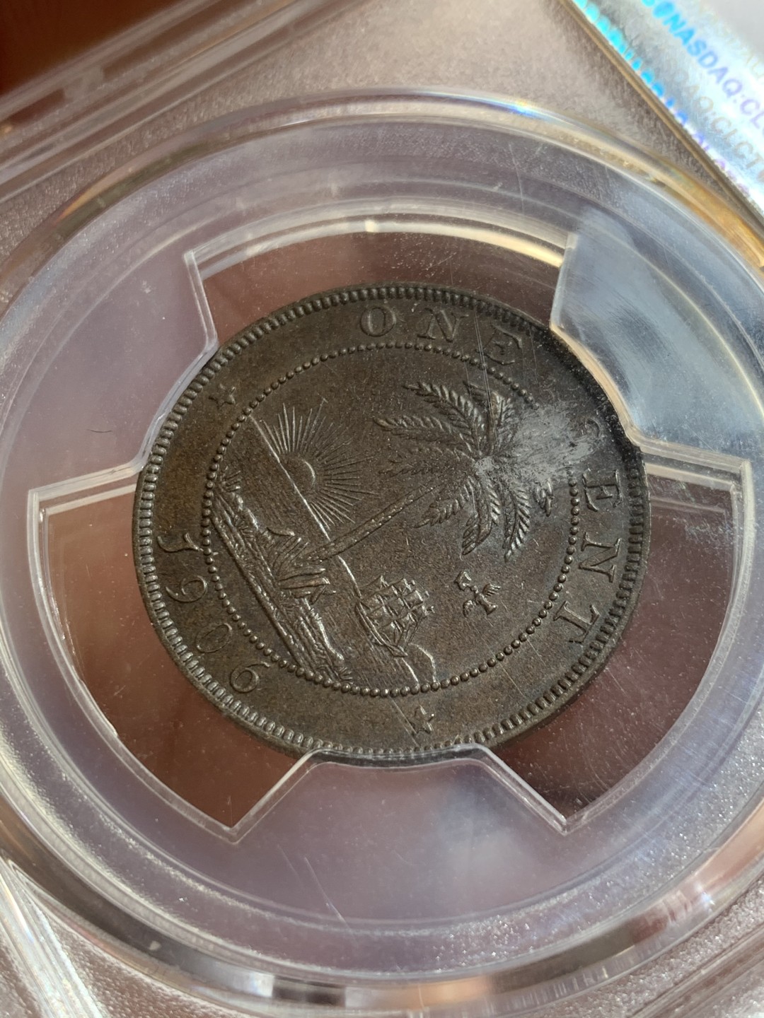 《竞宝斋》第46场-本周日，周一2场连拍（全场顺丰包邮） PCGS AU53 利比里亚 1906年 1分铜币H版 PCGS唯一冠军分 英国伯明翰喜墩造币厂 背面海平面 太阳 飞鸟 椰树 帆船的设计让人叹为观止