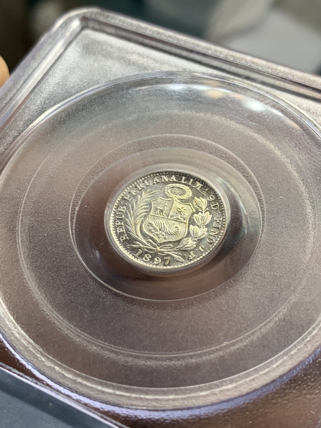 《竞宝斋》第46场-本周日，周一2场连拍（全场顺丰包邮） PCGS MS66 秘鲁 1897年 1/2第纳尔银币 经典秘鲁钱币元素的集中体现 币虽小 但分高品好 难得的是 该币居然底板镜面 强烈PL效果 美洲币小精品