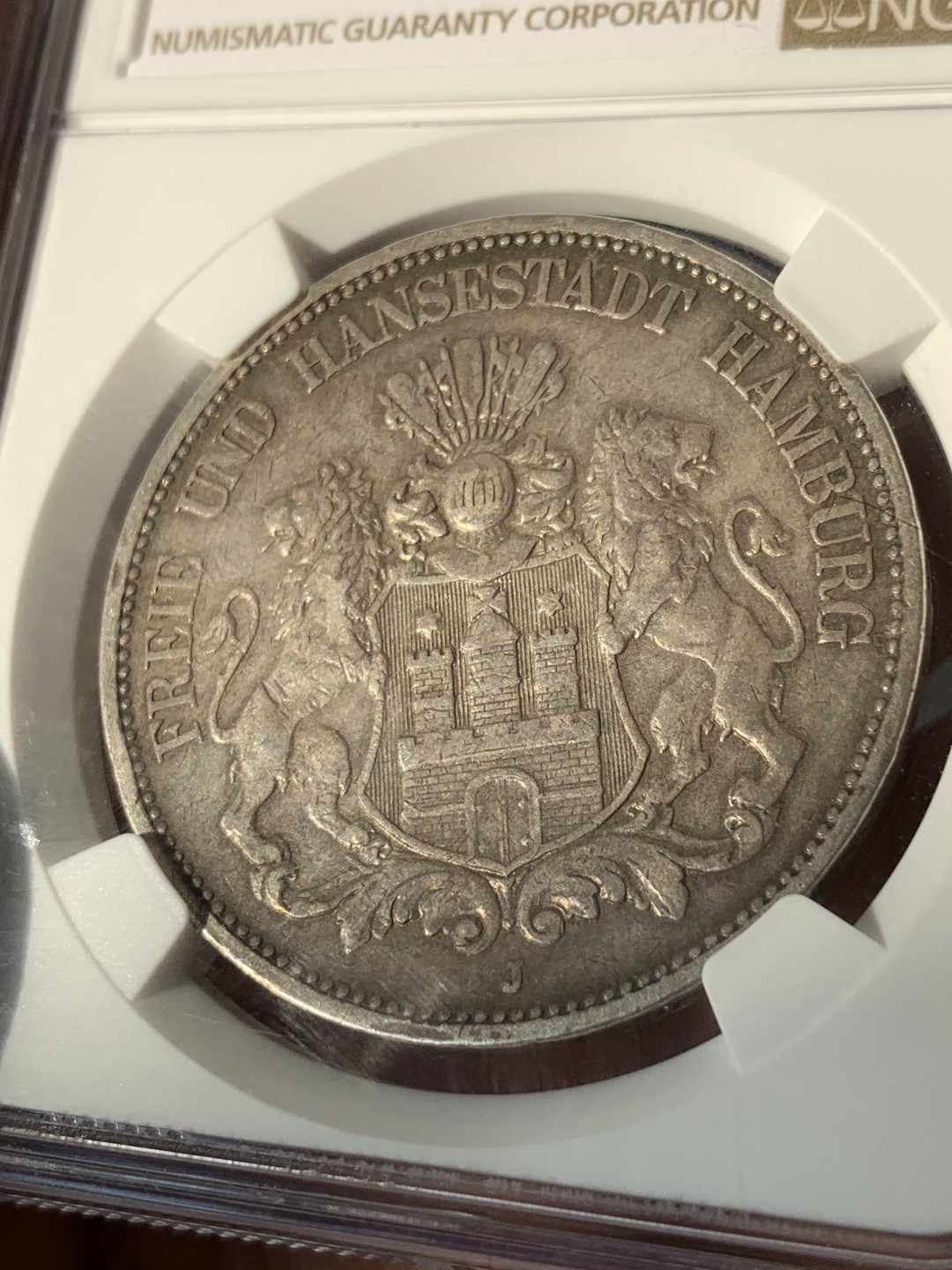 《竞宝斋》第46场-本周日，周一2场连拍（全场顺丰包邮） 1894德国汉堡双狮银币 NGCau55分，老味道的双狮5马克非常少见，这枚值得珍藏，最近价格上涨明显。