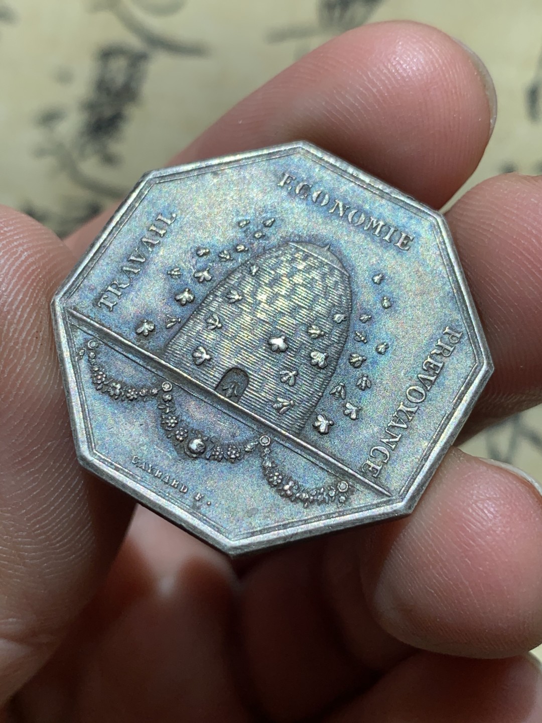 《竞宝斋》第46场-本周日，周一2场连拍（全场顺丰包邮） 法国储蓄银行八角银章   直径：30mm  重量：14.3g   边铭：丰饶角银标  