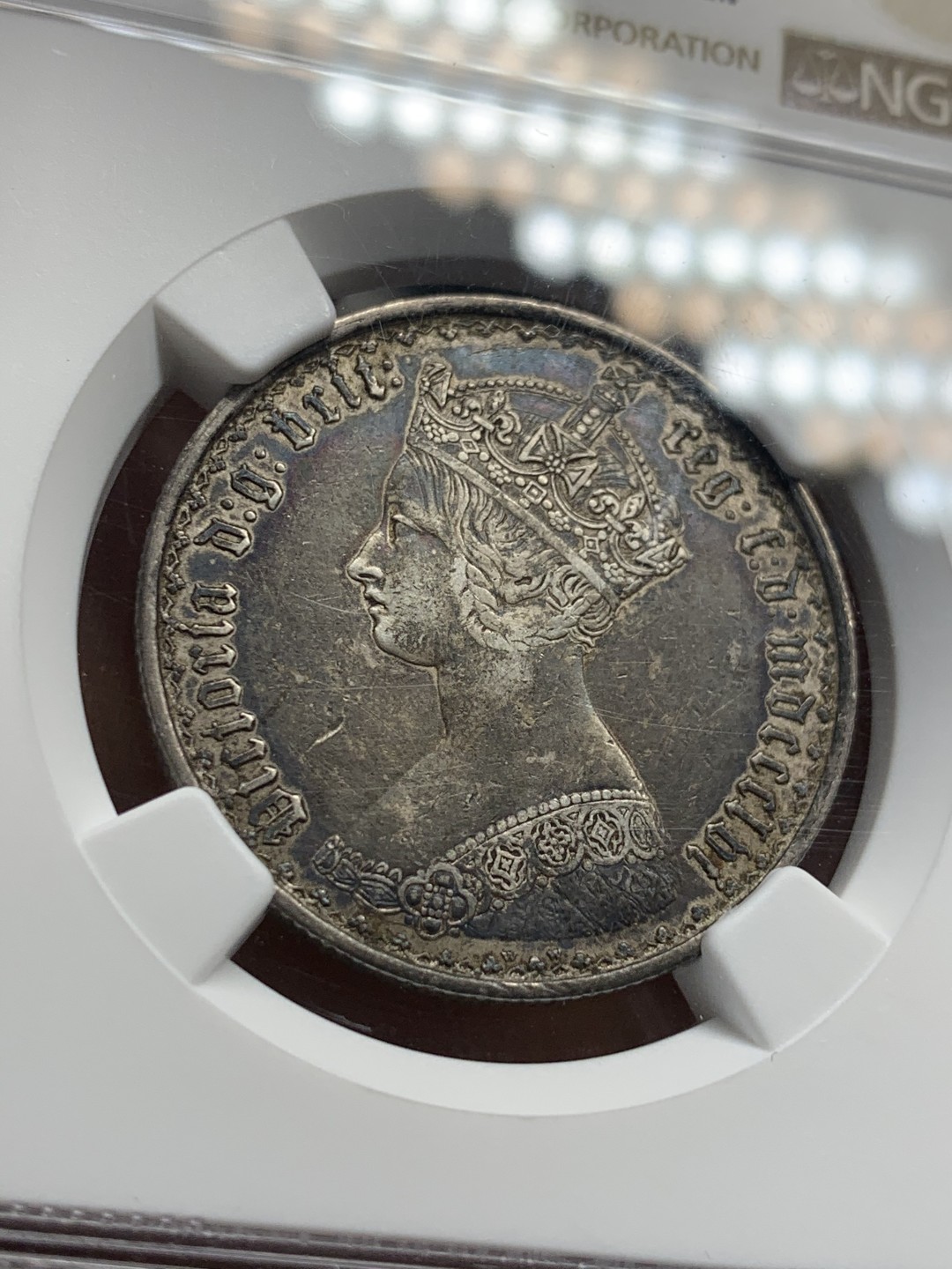 《竞宝斋》第46场-本周日，周一2场连拍（全场顺丰包邮） NGC-XFD 英国1856 维多利亚 哥特福林  五彩黑包浆 十分难得