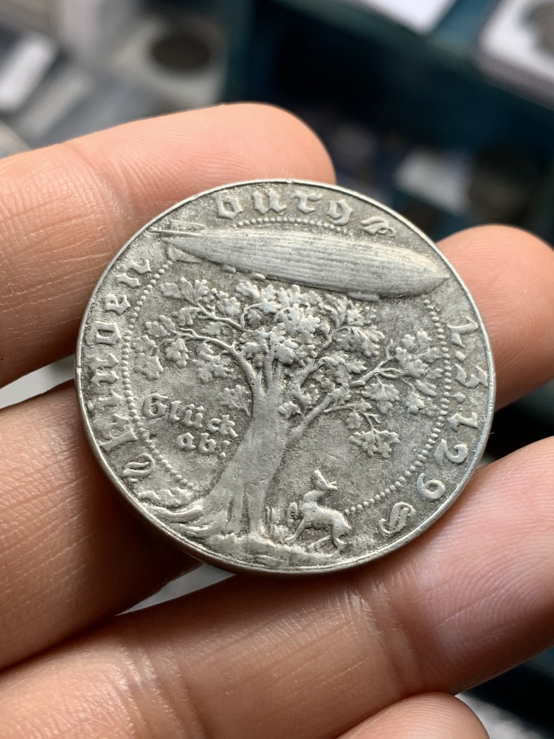 《竞宝斋》第46场-本周日，周一2场连拍（全场顺丰包邮） 1936年德国魏玛共和国猫头鹰合金章 卡尔哥茨作品 图案非常精美 正面猫头鹰 铁匠铺 背面是德系币章常见的元素 鹿 橡树 飞艇 裸章价600左右