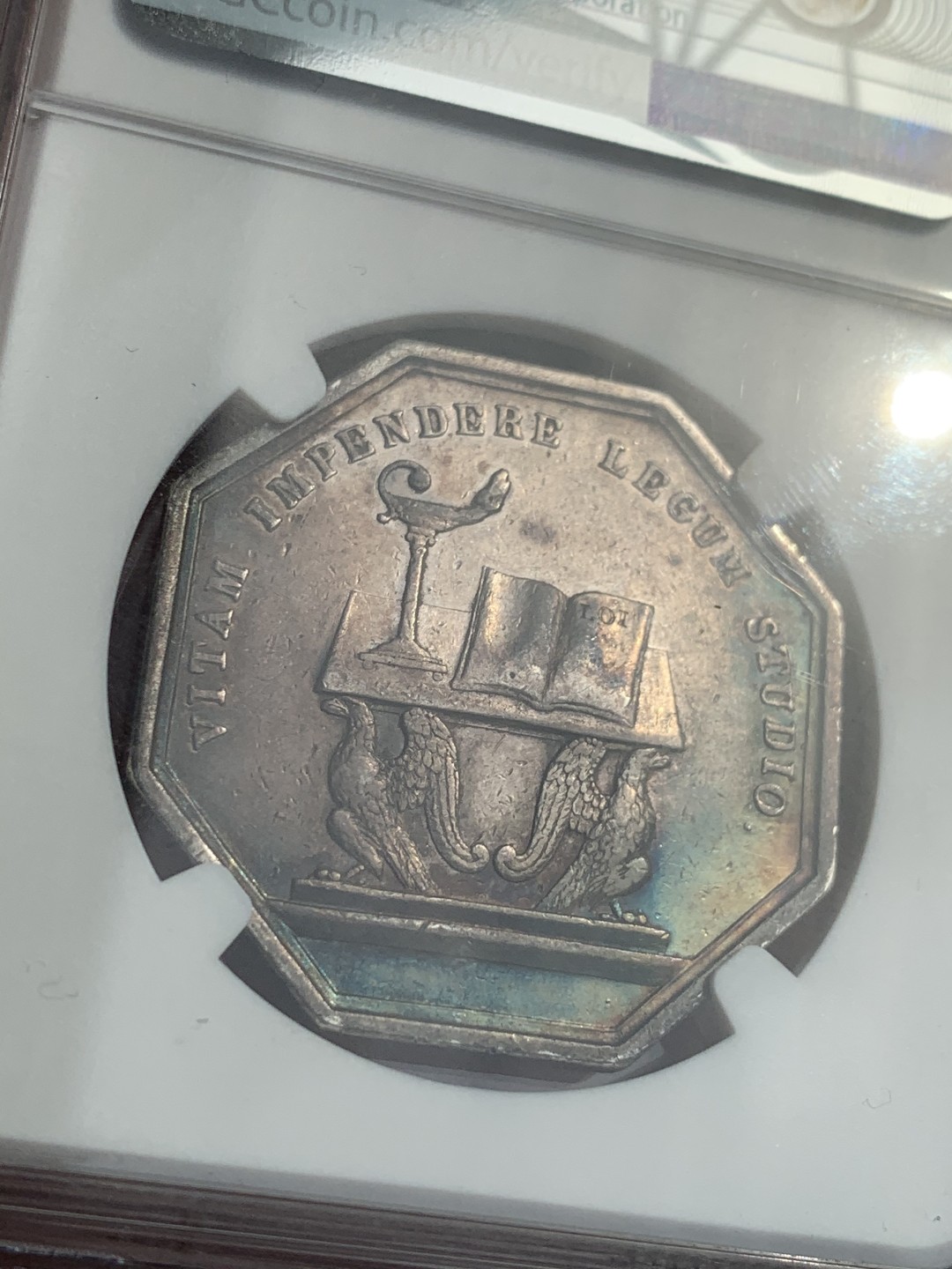 《竞宝斋》第46场-本周日，周一2场连拍（全场顺丰包邮） NGC AU50 冠军分 1806年 法国 国家法院 银质八角代币（双面孔雀彩）拿破仑时期原铸，双面孔雀彩包浆