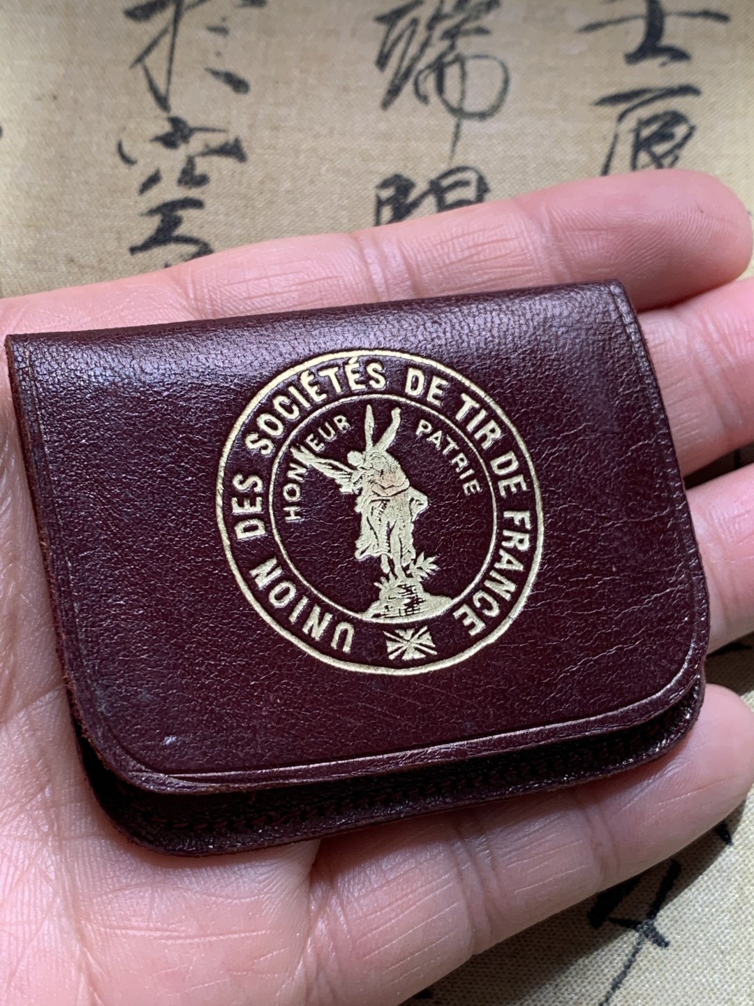 《竞宝斋》第46场-本周日，周一2场连拍（全场顺丰包邮） 法国射击协会联合会铜镀银章（原包装）  高度：约51毫米  长度：约38毫米 边铭：丰饶角铜标 细节好