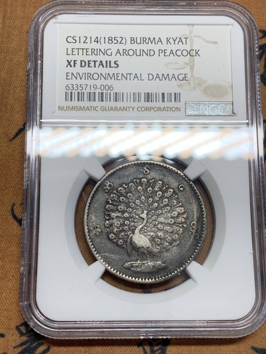 《竞宝斋》第46场-本周日，周一2场连拍（全场顺丰包邮） NGC-XFD 缅甸经典1852年孔雀大银币 此枚包浆醇厚色泽匀称自然