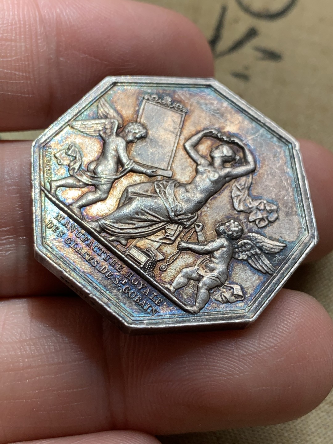 《竞宝斋》第46场-本周日，周一2场连拍（全场顺丰包邮） 法国魔镜八角银章   直径：33mm 重量：17.8g   边铭：蜜蜂银标 带点彩色包浆