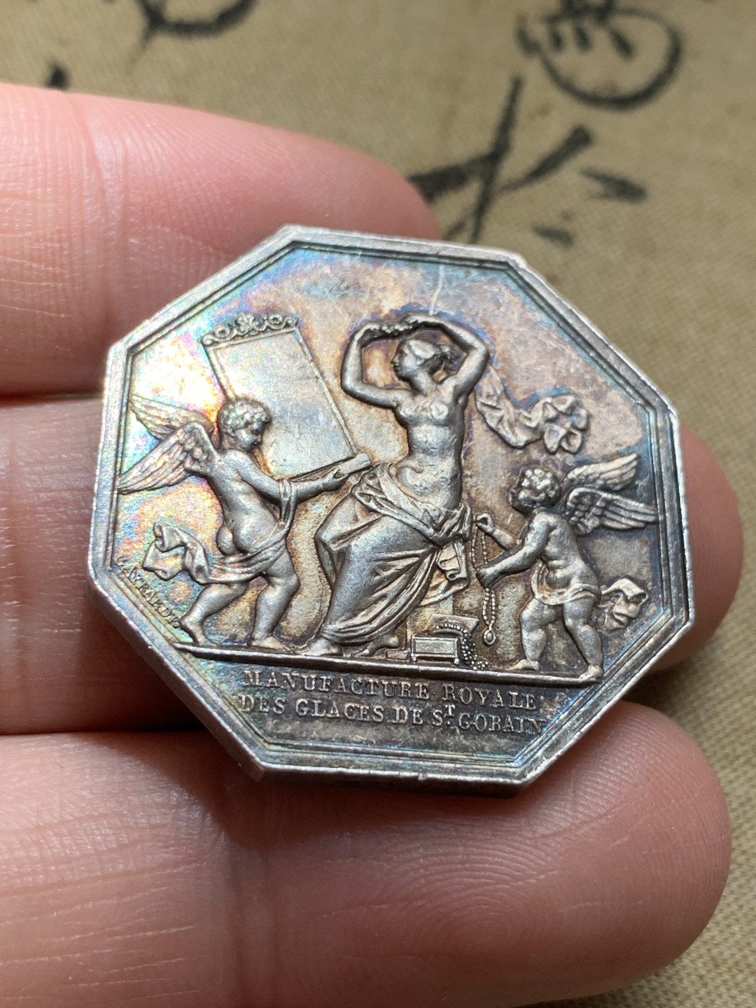 《竞宝斋》第46场-本周日，周一2场连拍（全场顺丰包邮） 法国魔镜八角银章   直径：33mm 重量：17.8g   边铭：蜜蜂银标 带点彩色包浆