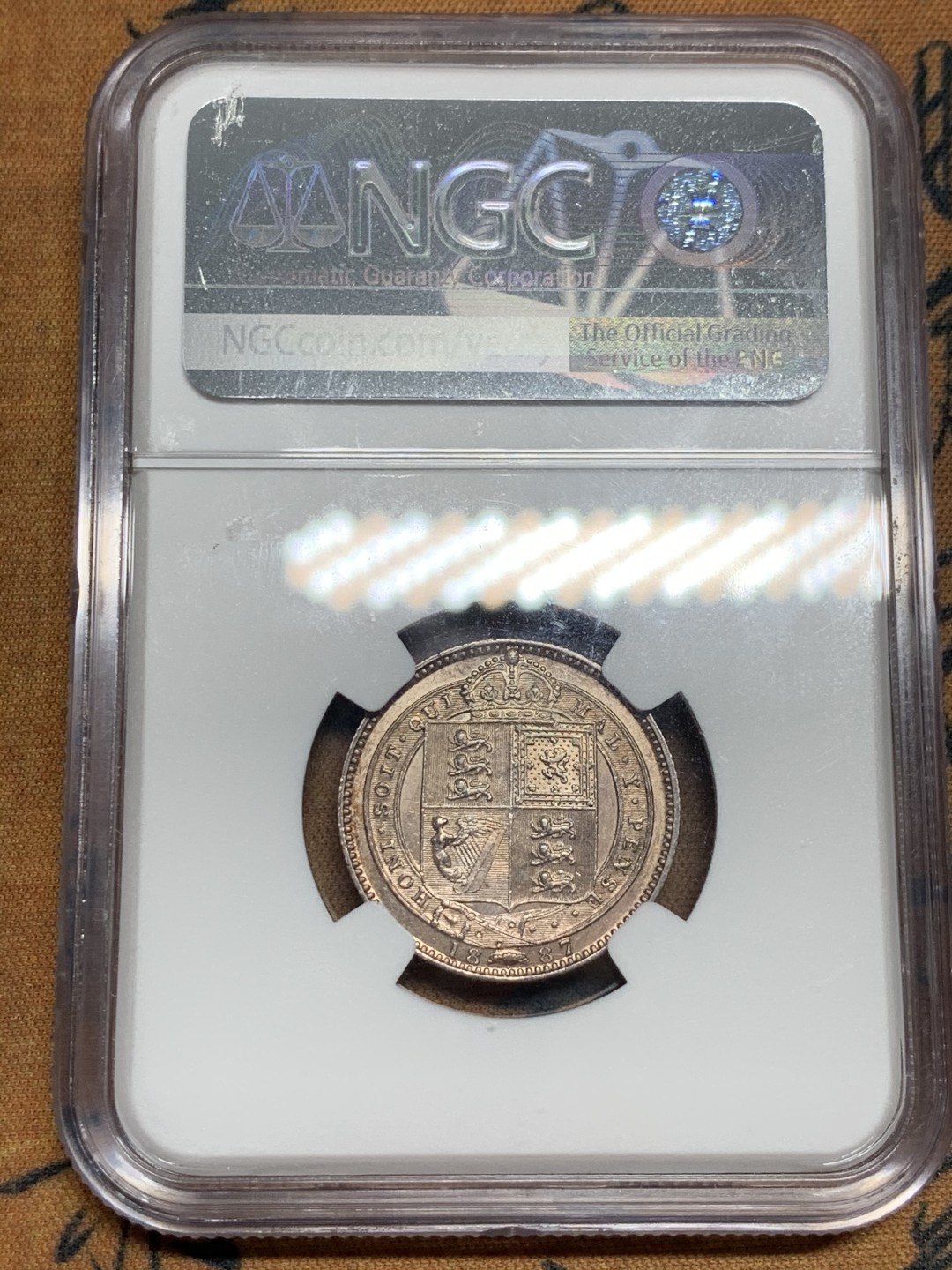 《竞宝斋》第46场-本周日，周一2场连拍（全场顺丰包邮） NGC 评级 英国 1887年 维多利亚女王 高冠版 1先令 银币