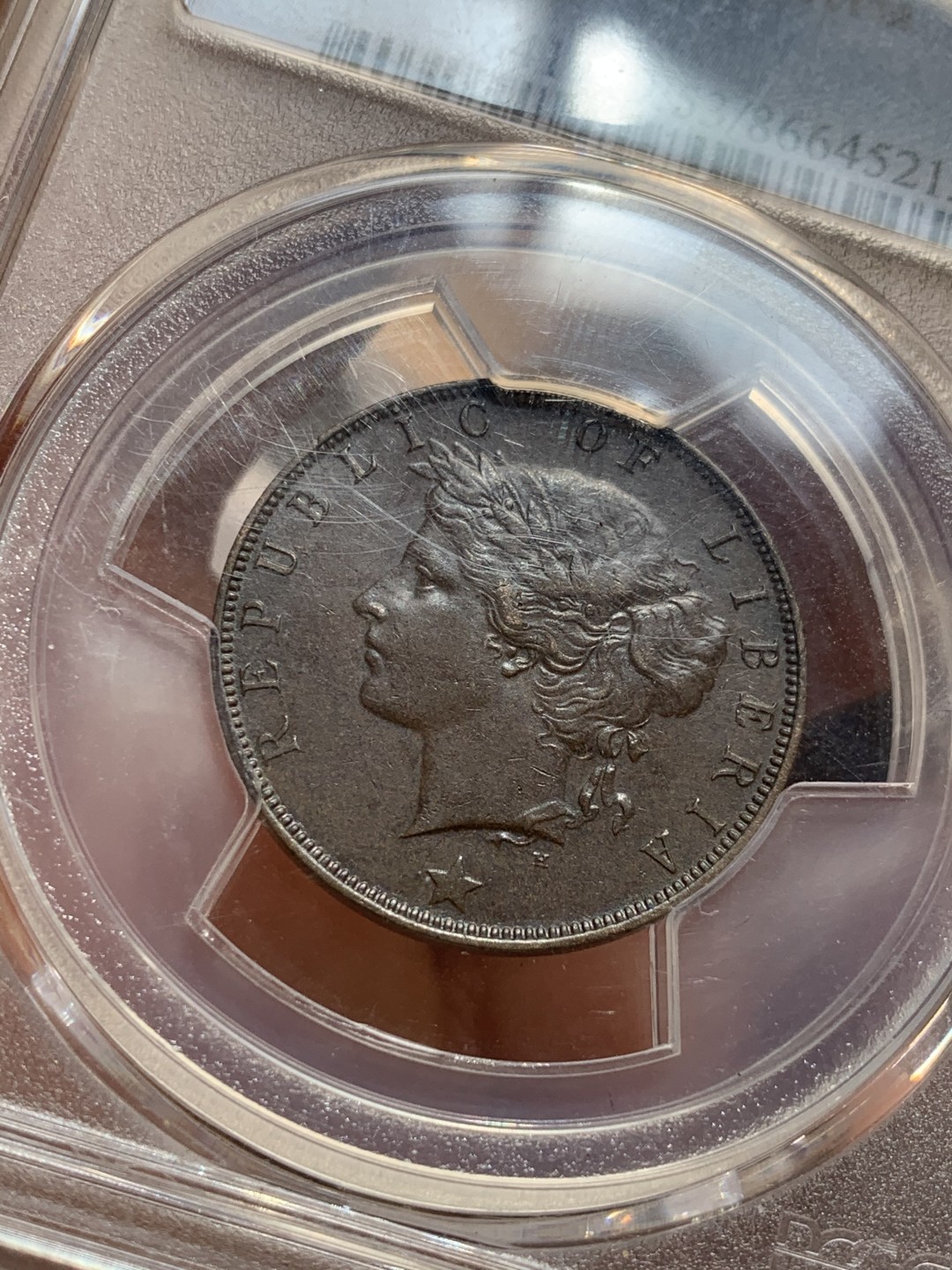 《竞宝斋》第46场-本周日，周一2场连拍（全场顺丰包邮） PCGS AU53 利比里亚 1906年 1分铜币H版 PCGS唯一冠军分 英国伯明翰喜墩造币厂 背面海平面 太阳 飞鸟 椰树 帆船的设计让人叹为观止