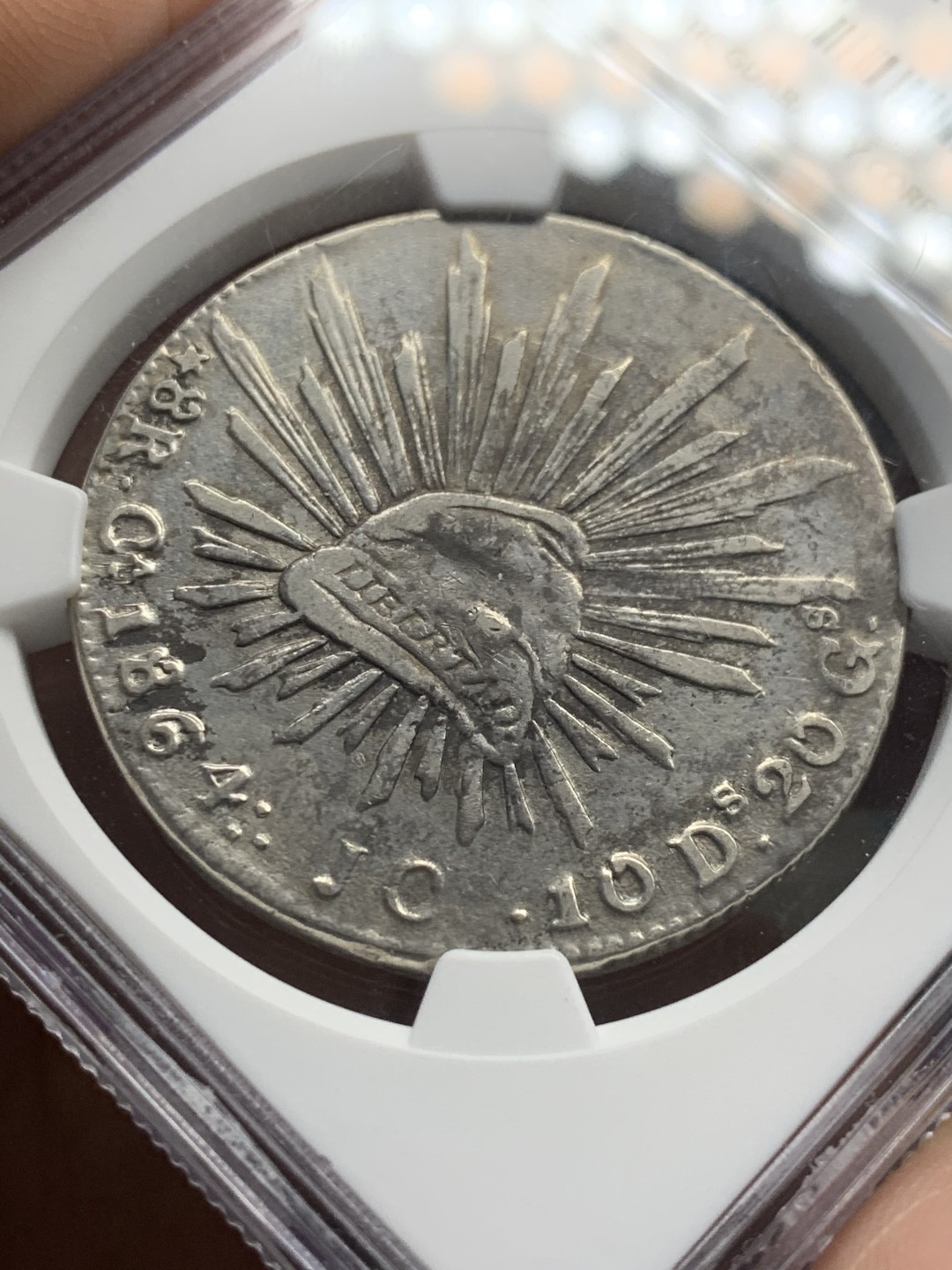 《竞宝斋》第46场-本周日，周一2场连拍（全场顺丰包邮） NGC-XFD  墨西哥花边鹰洋1864 8 里亚尔  奇瓦瓦小厂中早期   原味币 年份稀少