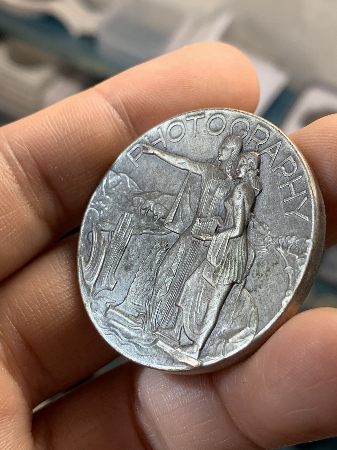 《竞宝斋》第46场-本周日，周一2场连拍（全场顺丰包邮） 二战英国摄影协会白铜章 设计精美 背景元素丰富 无刻字 无边铭 