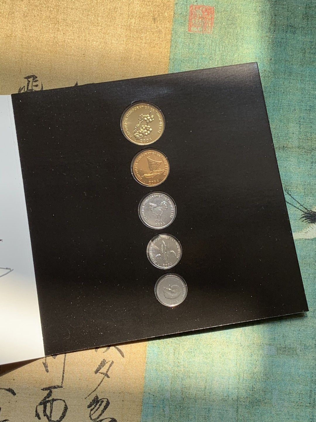 《竞宝斋》第46场-本周日，周一2场连拍（全场顺丰包邮） 东帝汶2004年清年份官方原装5枚套币BU 1分-50分 克劳斯编号MS2 制造量25000套！