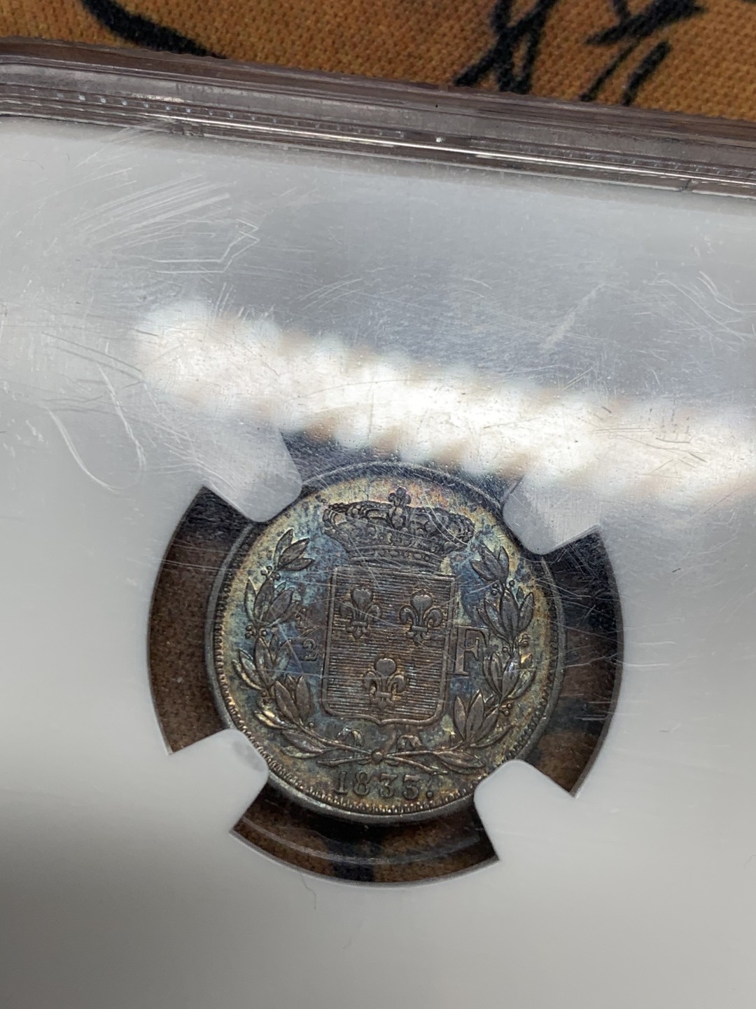 《竞宝斋》第46场-本周日，周一2场连拍（全场顺丰包邮） NGC AU55 法国 1833年 亨利五世半法郎五彩银样币 沁人的孔雀蓝彩无疑为这枚样币大为增色