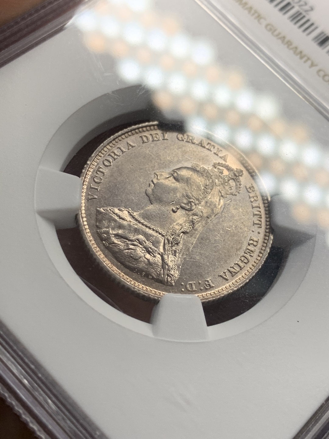 《竞宝斋》第46场-本周日，周一2场连拍（全场顺丰包邮） NGC 评级 英国 1887年 维多利亚女王 高冠版 1先令 银币