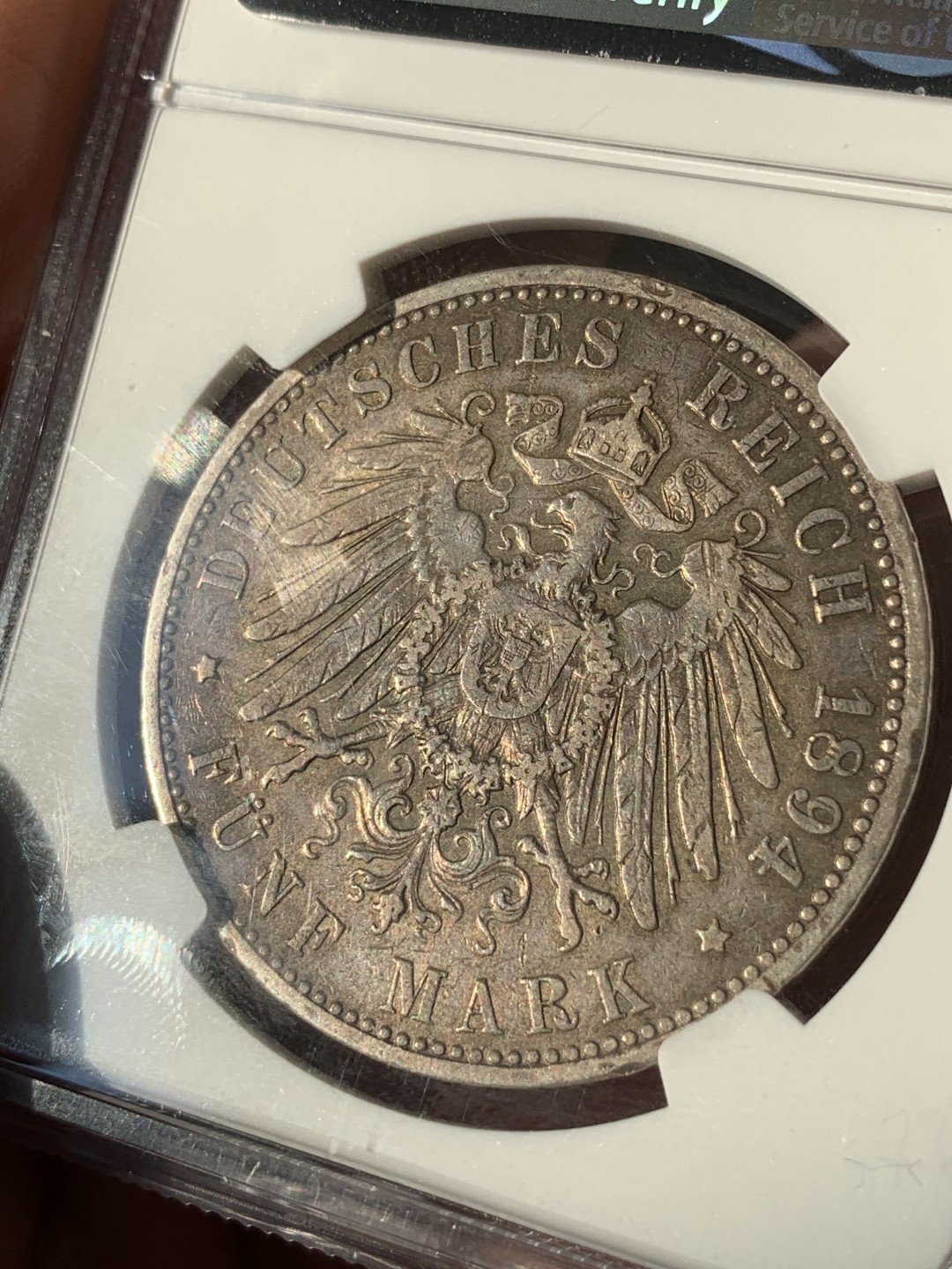 《竞宝斋》第46场-本周日，周一2场连拍（全场顺丰包邮） 1894德国汉堡双狮银币 NGCau55分，老味道的双狮5马克非常少见，这枚值得珍藏，最近价格上涨明显。