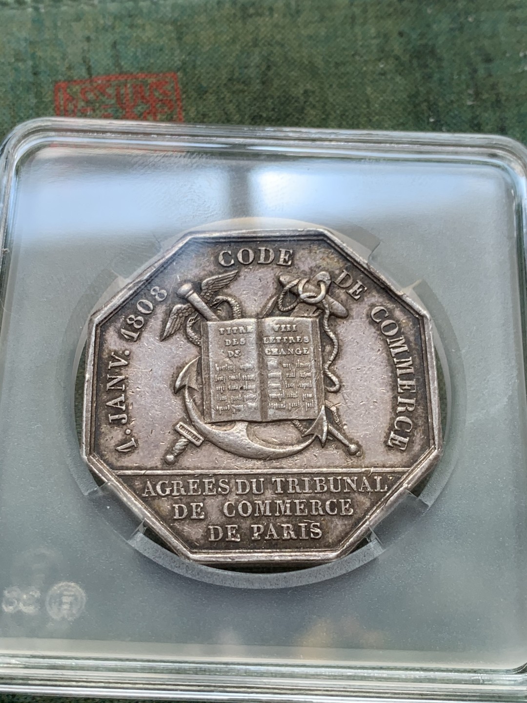 《竞宝斋》第46场-本周日，周一2场连拍（全场顺丰包邮） 法国法官领事八角银章   直径：36mm 重量：22.6g   边铭：手指银标