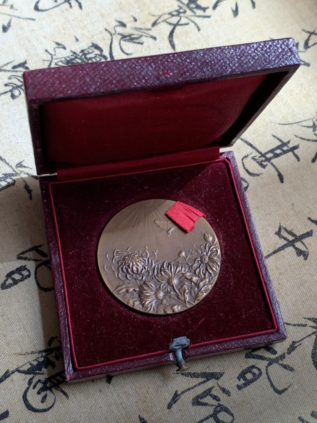 《竞宝斋》第46场-本周日，周一2场连拍（全场顺丰包邮） 1914年法国花卉比赛铜章（原盒）   直径：40mm 