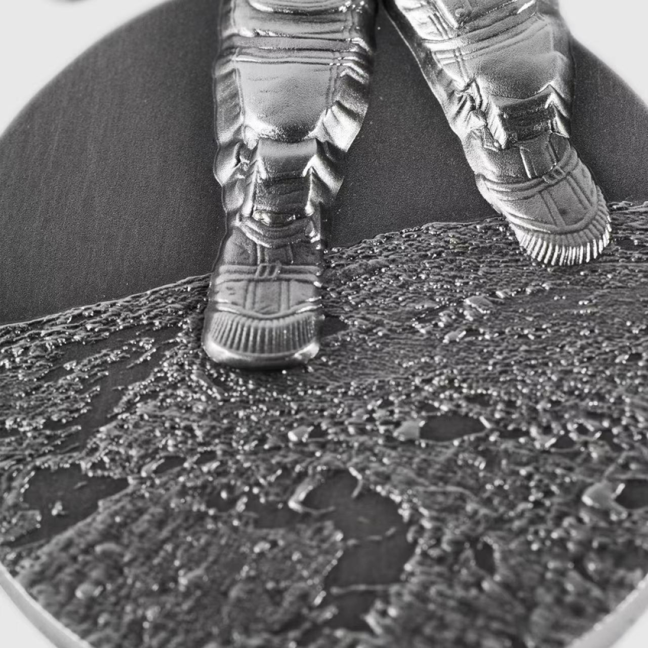 独行月球 Astronaut on the Moon  2022乍得发行 面值：10000 Francs CFA 材质：2oz银 发行量：500枚 尺寸：34*60mm   5月上旬左右