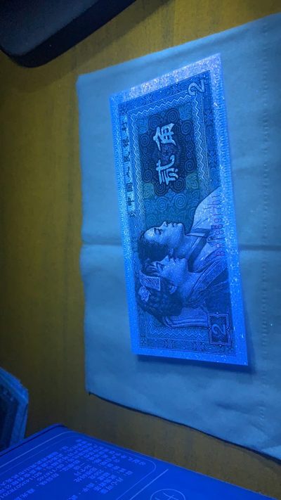 马金团拍！精品8002绝品无斑无油至尊纤云裸币，假如裁切错误，脖子油墨漏印，这张币明显比普通的8002小一号，这拍全部送钱坤评级