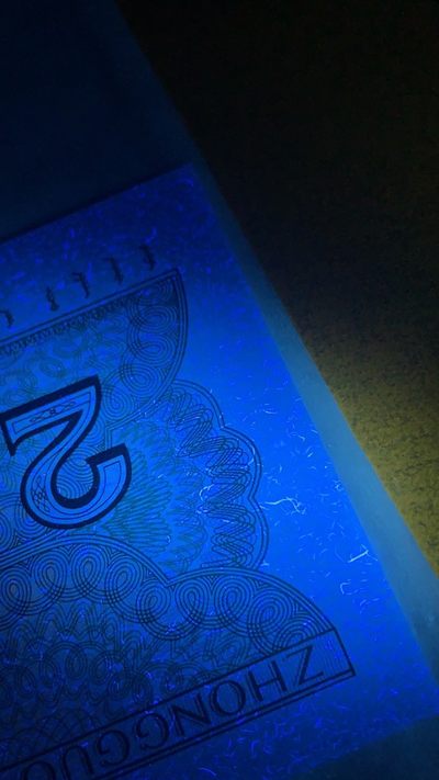 马金团拍！精品8002绝品无斑无油至尊纤云裸币，假如裁切错误，脖子油墨漏印，这张币明显比普通的8002小一号，这拍全部送钱坤评级