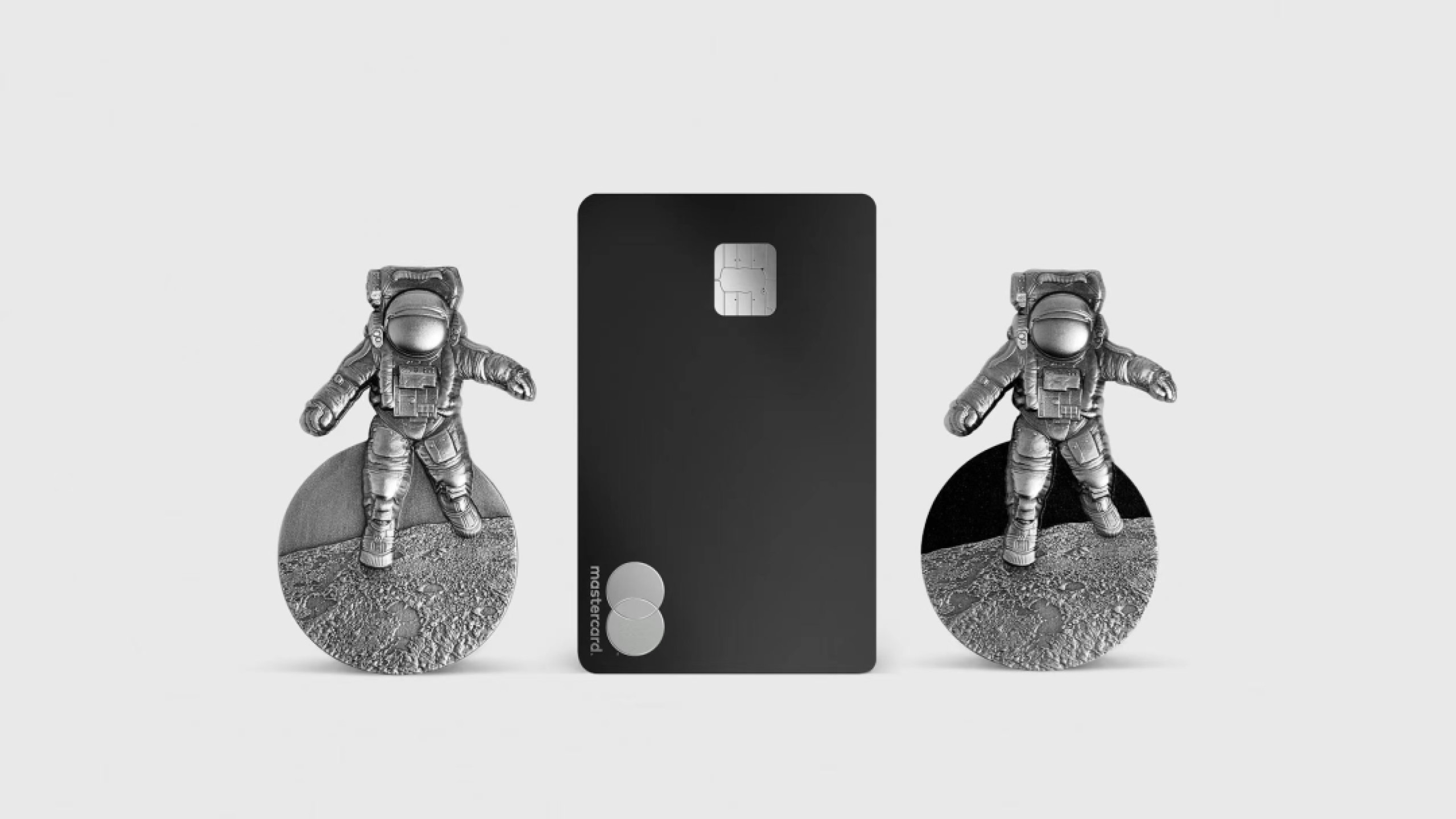 独行月球 Astronaut on the Moon  2022乍得发行 面值：10000 Francs CFA 材质：2oz银 发行量：500枚 尺寸：34*60mm   5月上旬左右