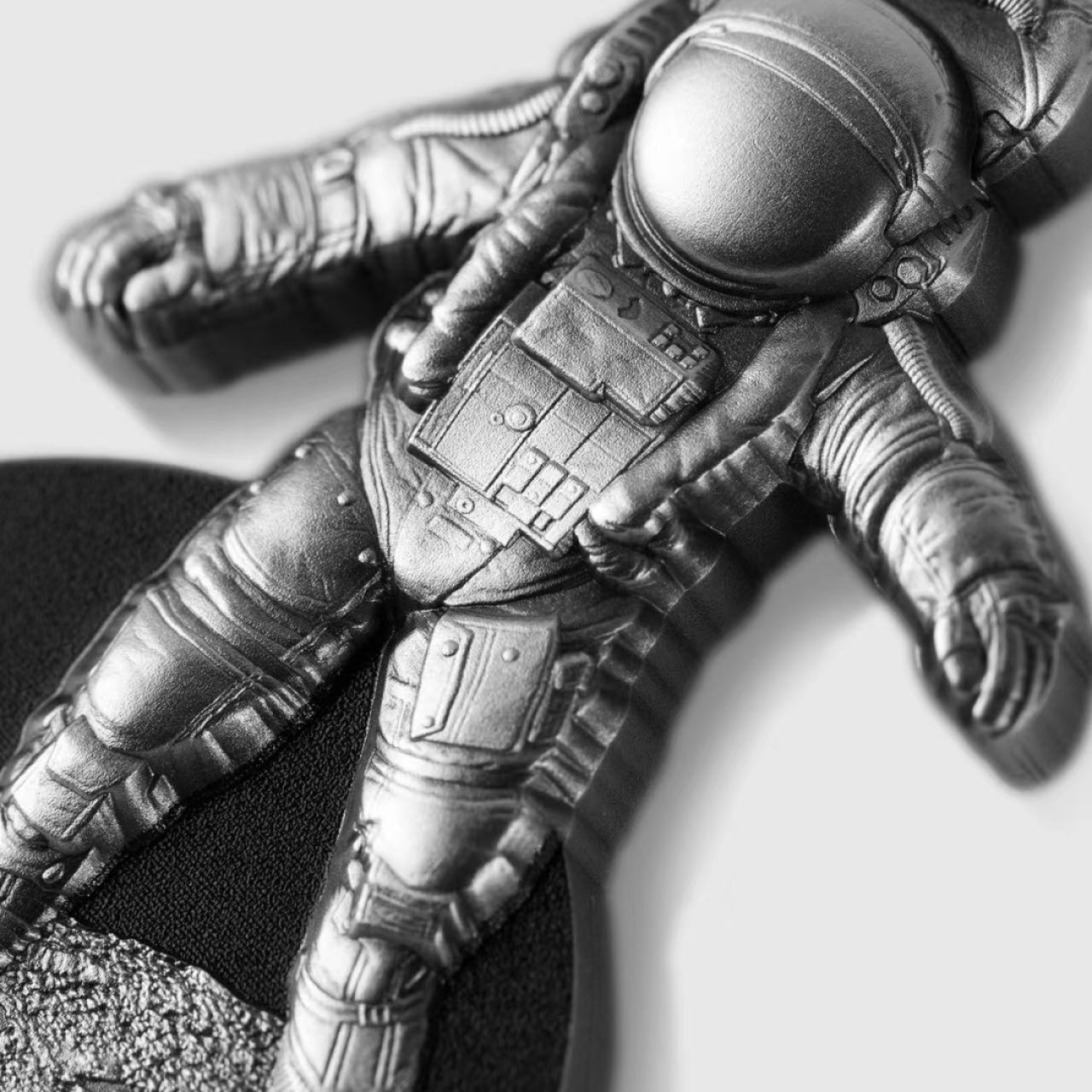 独行月球 Astronaut on the Moon  2022乍得发行 面值：10000 Francs CFA 材质：2oz银 发行量：500枚 尺寸：34*60mm   5月上旬左右