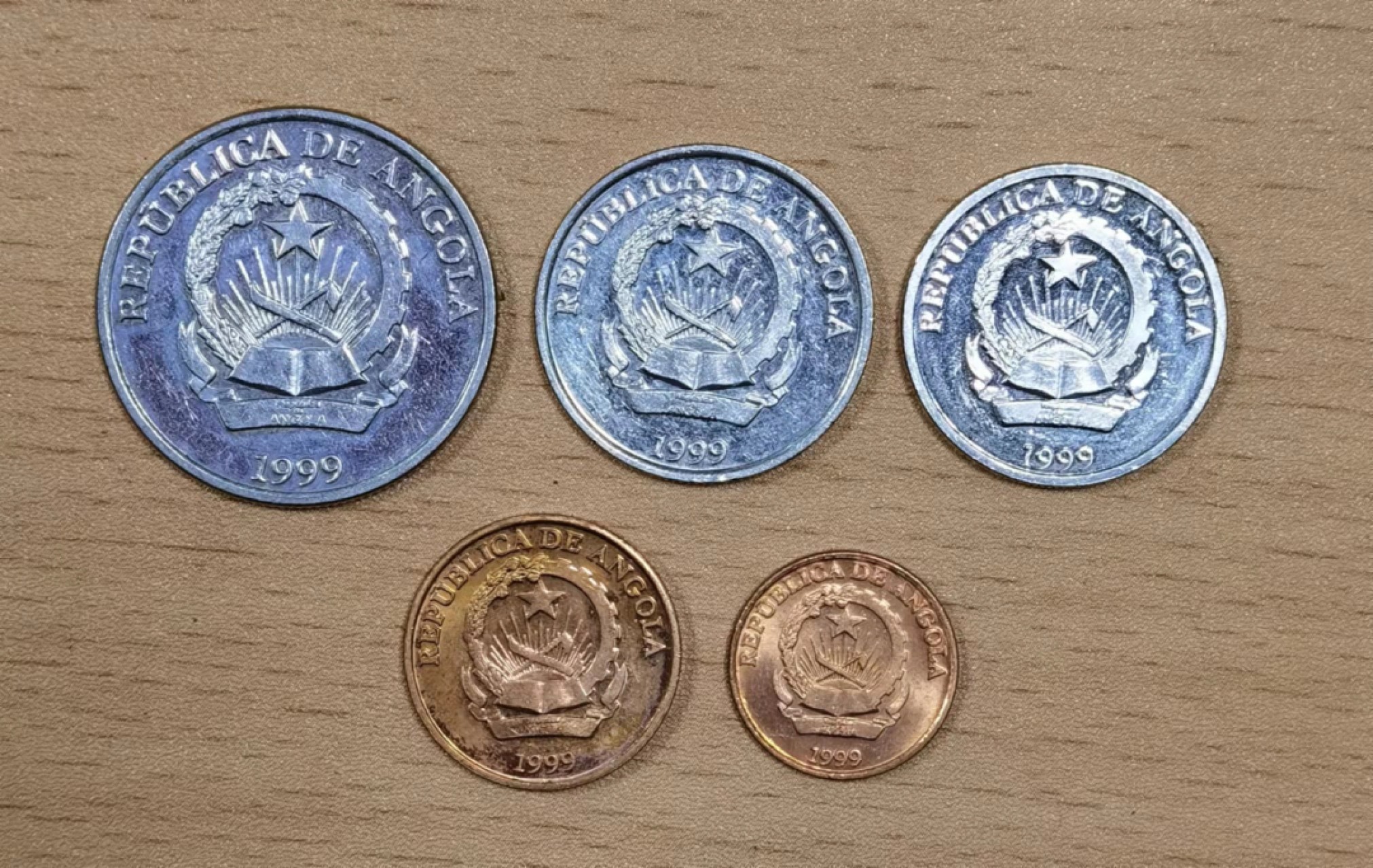 北京马甸外币专卖微拍第七十三期，非贵金属外国纪念币，流通币专场，陆续上新欢迎光临 1999年版安哥拉