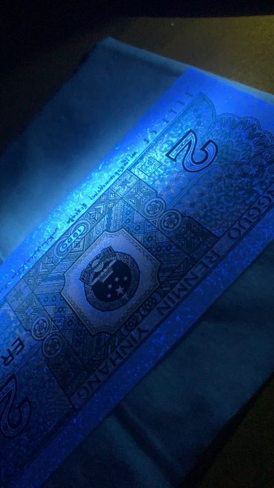 马金团拍！精品8002绝品无斑无油至尊纤云裸币，假如裁切错误，脖子油墨漏印，这张币明显比普通的8002小一号，这拍全部送钱坤评级