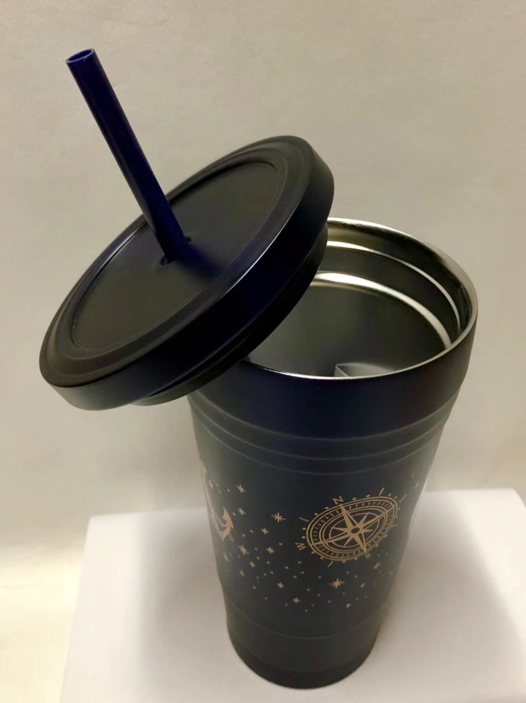 零元拍：星巴克原品全新经典女神渐变玻璃随行杯。经典的造型，配有不锈钢吸管。在水温变化的同时，杯身的颜色也会跟着发生变化。