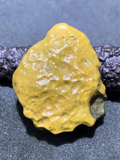 精美新疆黄泥石原石把件（镇纸，摆件） 一块， - 精美新疆黄泥石原石把件（镇纸，摆件） 一块，