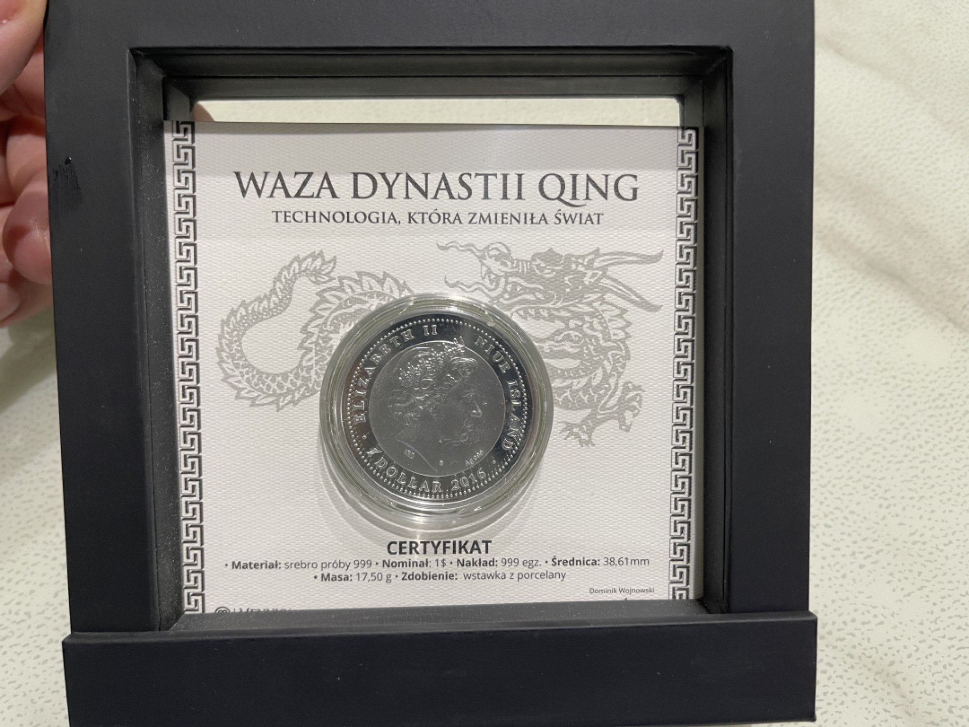 外钞收藏家》第一百七十四期拍卖 获奖纽埃2016年镶嵌清代乾隆微型花瓶纪念银币