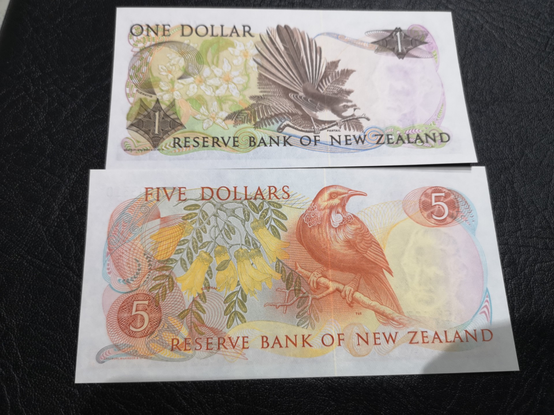 外钞收藏家》第一百七十四期拍卖 新西兰1、5刀两张 全新UNC 无47