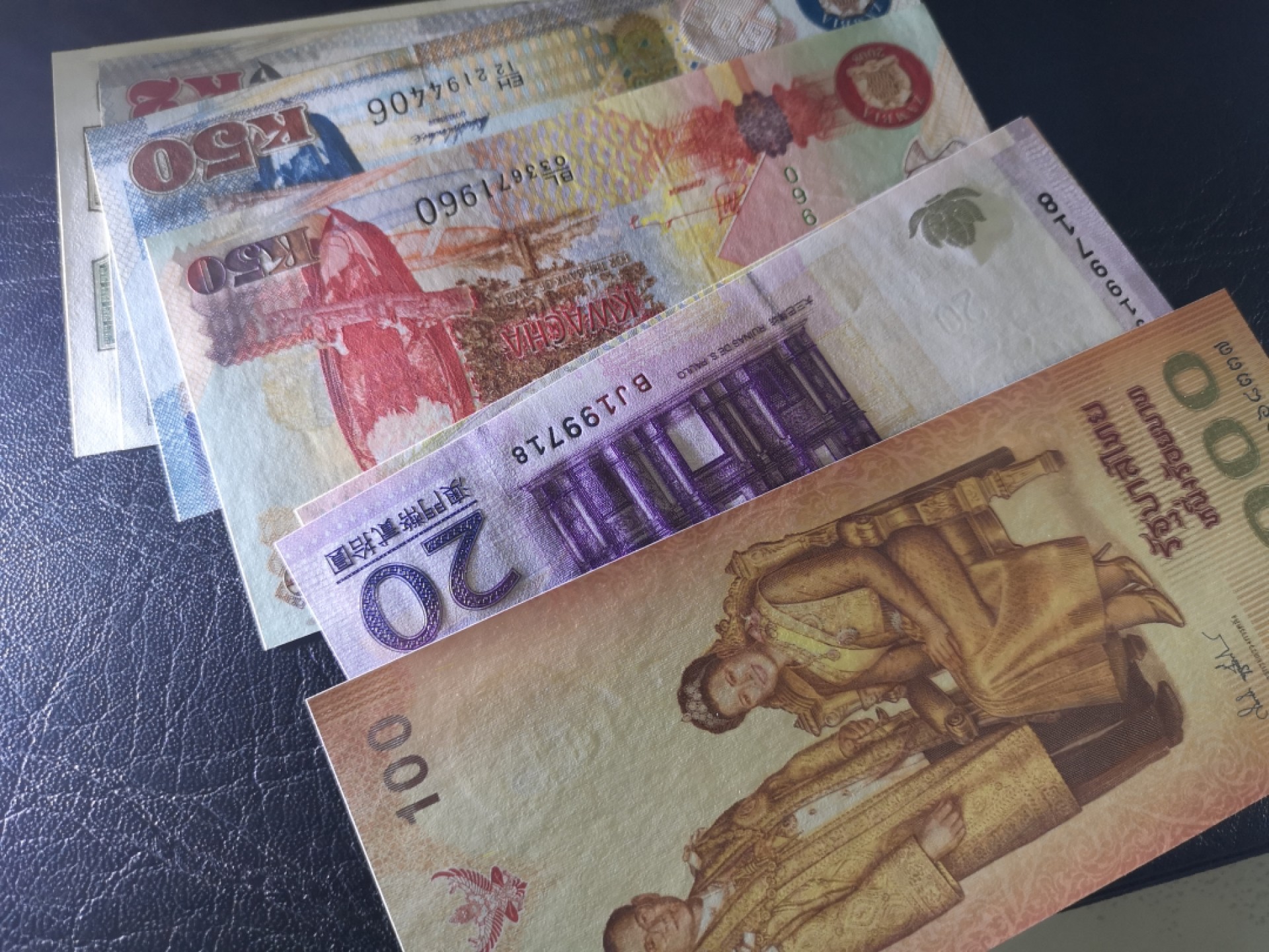 外钞收藏家》第一百七十四期拍卖 四个国家地区 9张一起 全新UNC