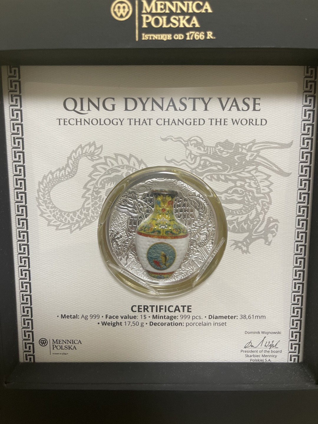 外钞收藏家》第一百七十四期拍卖 获奖纽埃2016年镶嵌清代乾隆微型花瓶纪念银币