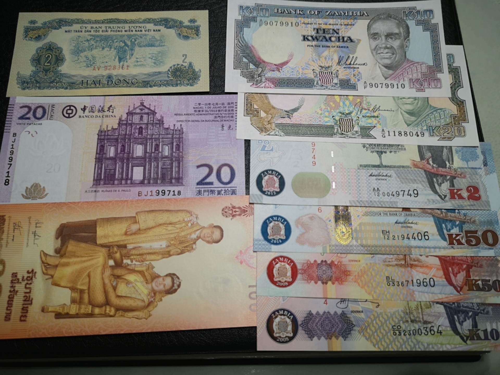 外钞收藏家》第一百七十四期拍卖 四个国家地区 9张一起 全新UNC