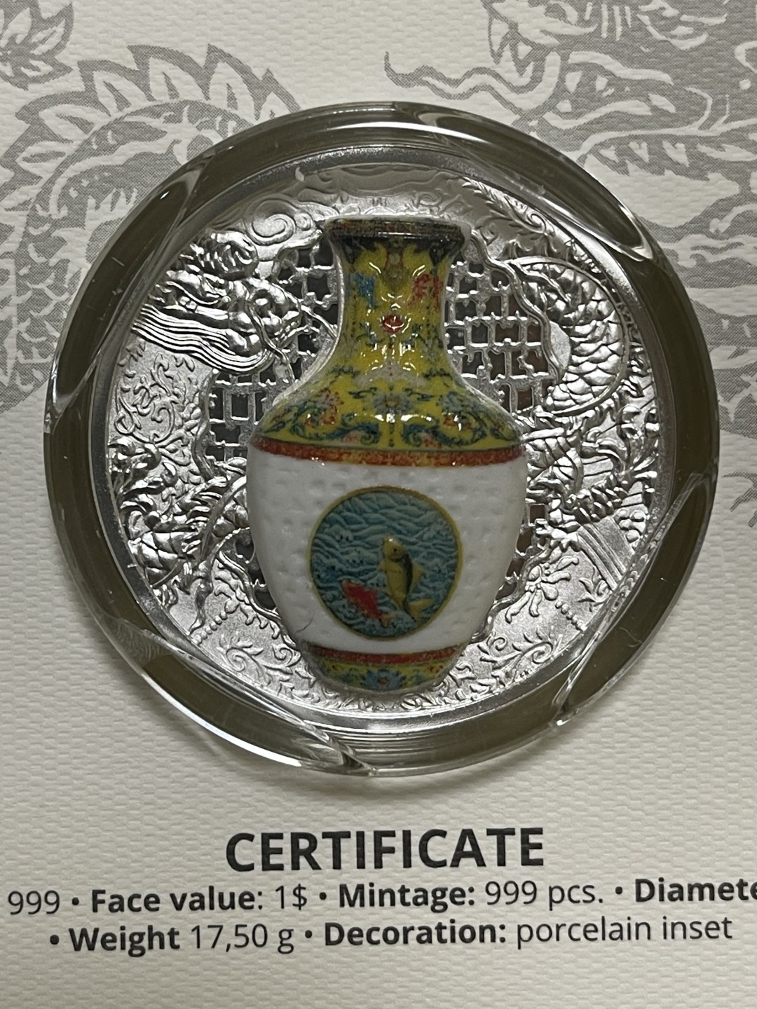 外钞收藏家》第一百七十四期拍卖 获奖纽埃2016年镶嵌清代乾隆微型花瓶纪念银币