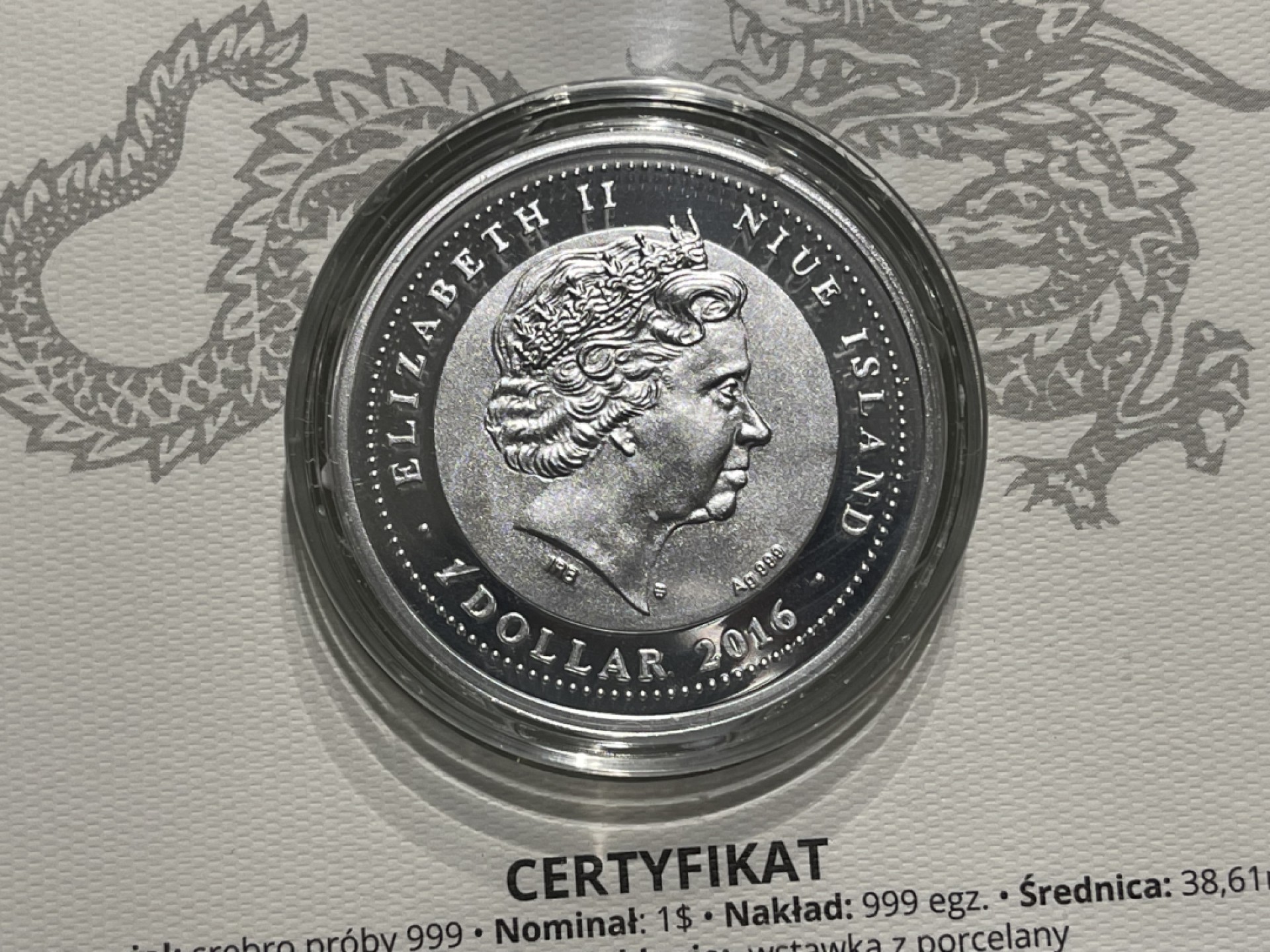 外钞收藏家》第一百七十四期拍卖 获奖纽埃2016年镶嵌清代乾隆微型花瓶纪念银币