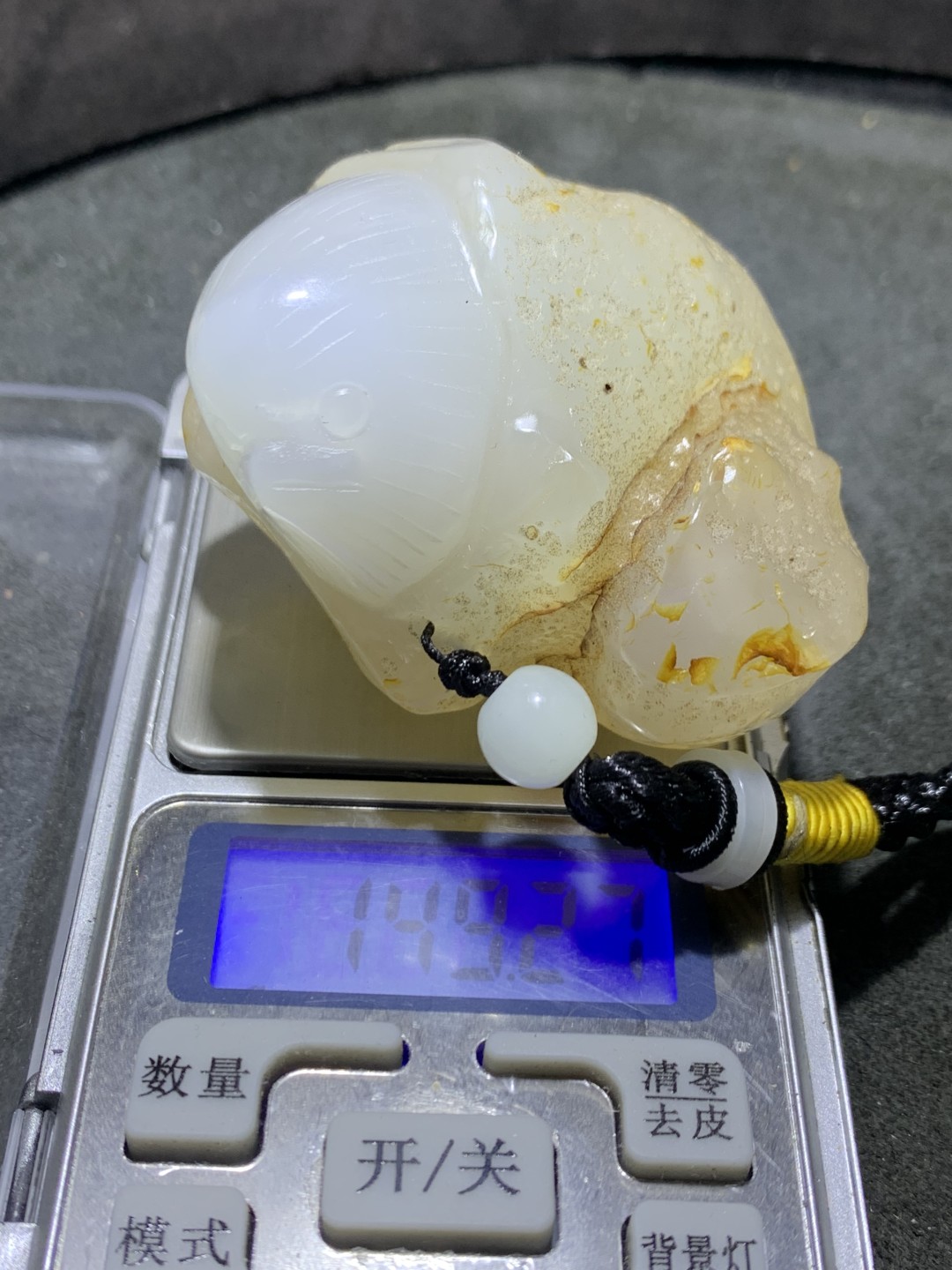 精美天然马达加斯加玛瑙雕刻小鸡出壳把件一个，