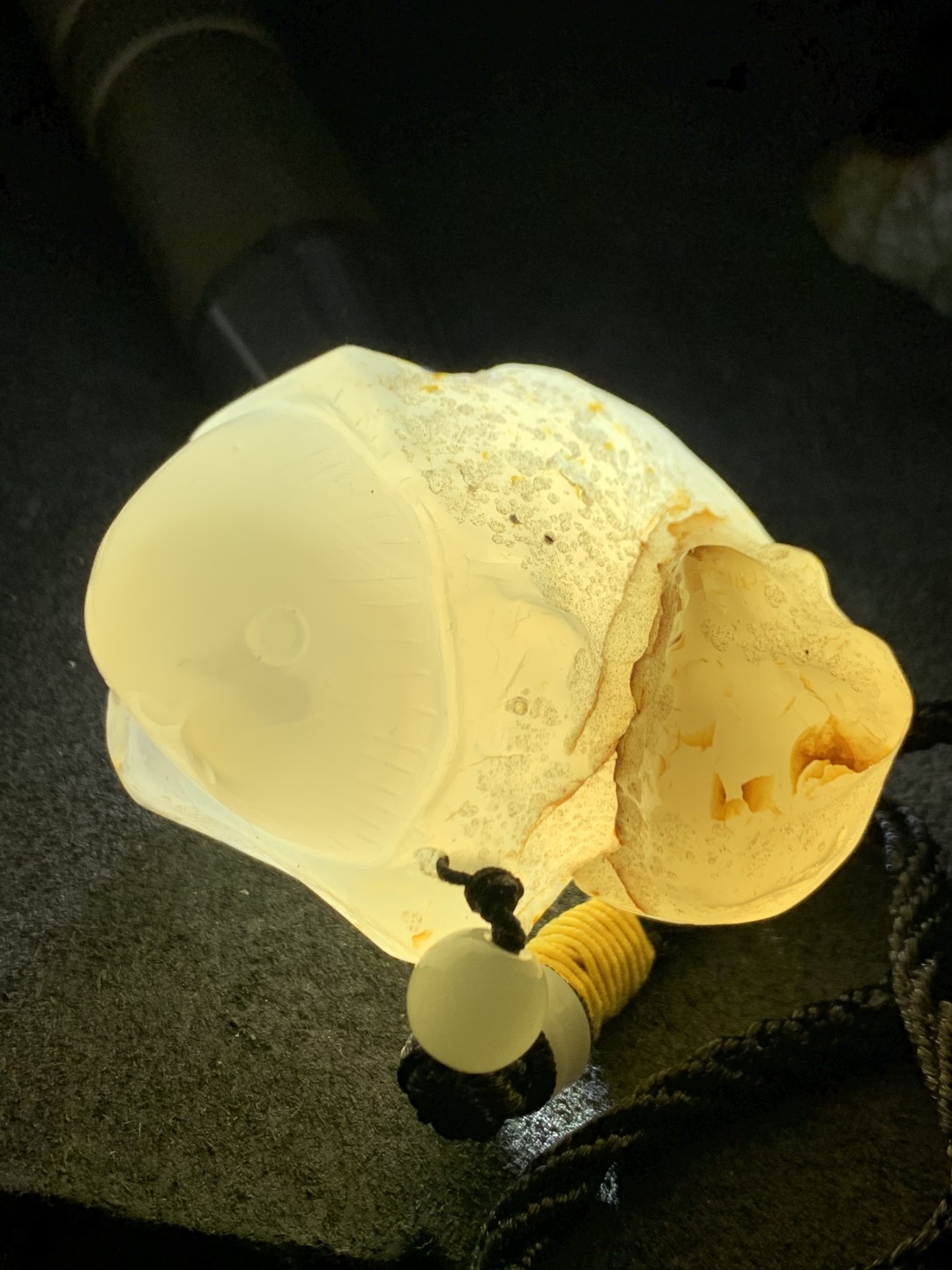 精美天然马达加斯加玛瑙雕刻小鸡出壳把件一个，