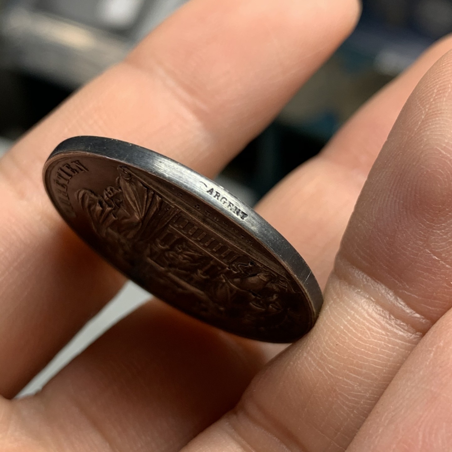 《竞宝斋》第47场-本周日，周一2场连拍（全场不限金额包邮） 法国 1845-1860年 银质婚章 10.9克 30mm直径 手指边铭银标 均匀的黑色包浆 非常好的状态