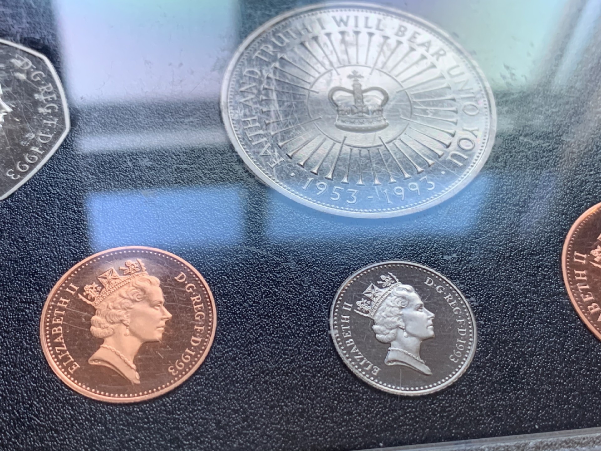 《竞宝斋》第47场-本周日，周一2场连拍（全场不限金额包邮） 英国硬币套装  1993年精制套装-含5英镑的女王登基40周年纪念币