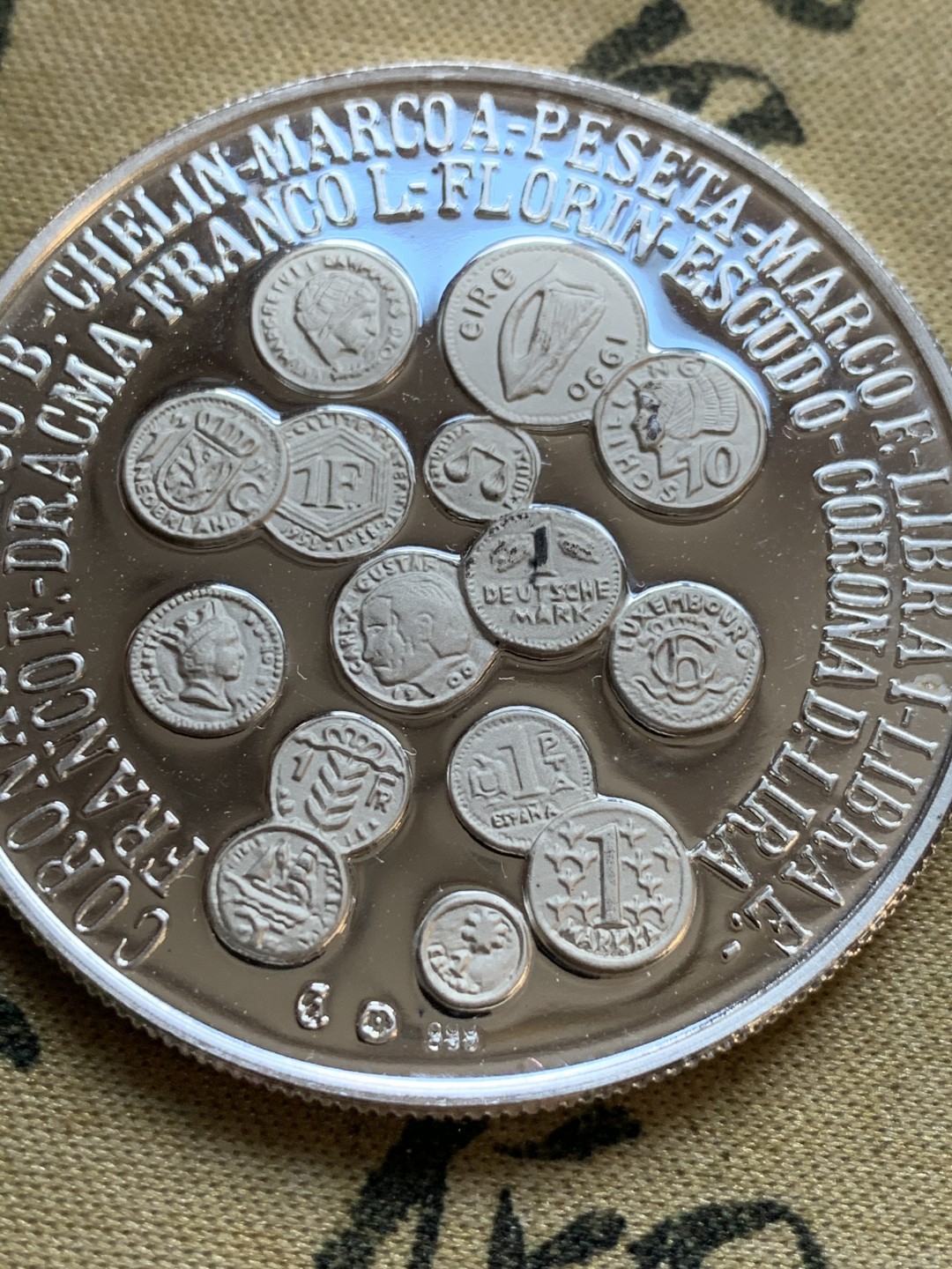 《竞宝斋》第47场-本周日，周一2场连拍（全场不限金额包邮） 原盒证书 伊比利亚公司 2002年 纪念欧元货币使用 1盎司 精制银章