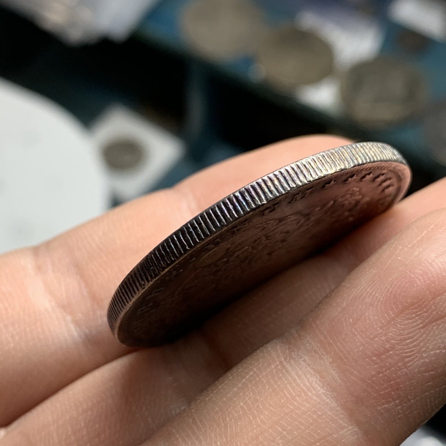 《竞宝斋》第47场-本周日，周一2场连拍（全场不限金额包邮） 1884年摩根银元 黑五彩 AU 五彩摩根